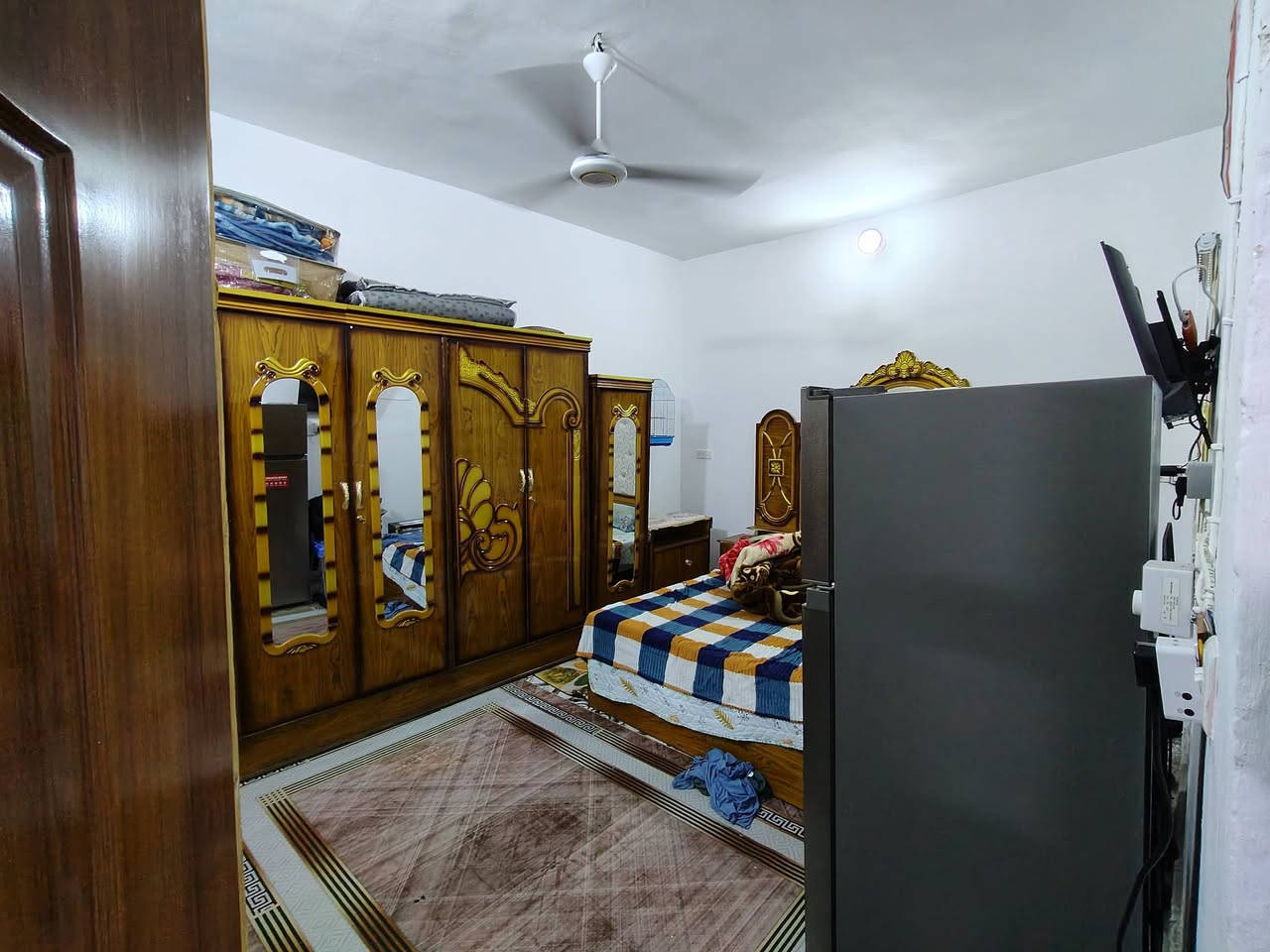 السلام عليكم بيت للبيع واسط حي الحكيم شارع عطوف يحتوي على غرفتين نوم وصاله واستقبال وصحيات وطرمه كافه خدمات مرقم من قبل البلديه سنه 25 مساحه البيت 200 بناء بلوك من ماء من مجاري مدرسه يمه على شارعين المراجعه دلاليه سيد حيدر عنوان لمكتب نزله شهيد نزار داخل الفرع***********
