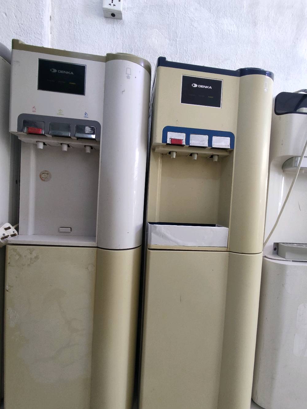 سلام عليكم متوفر برادات مي كله شغال عل فحص حار وبارد كل واحد وسعر مكان كربلاء حي العسكري سوق العابد 
