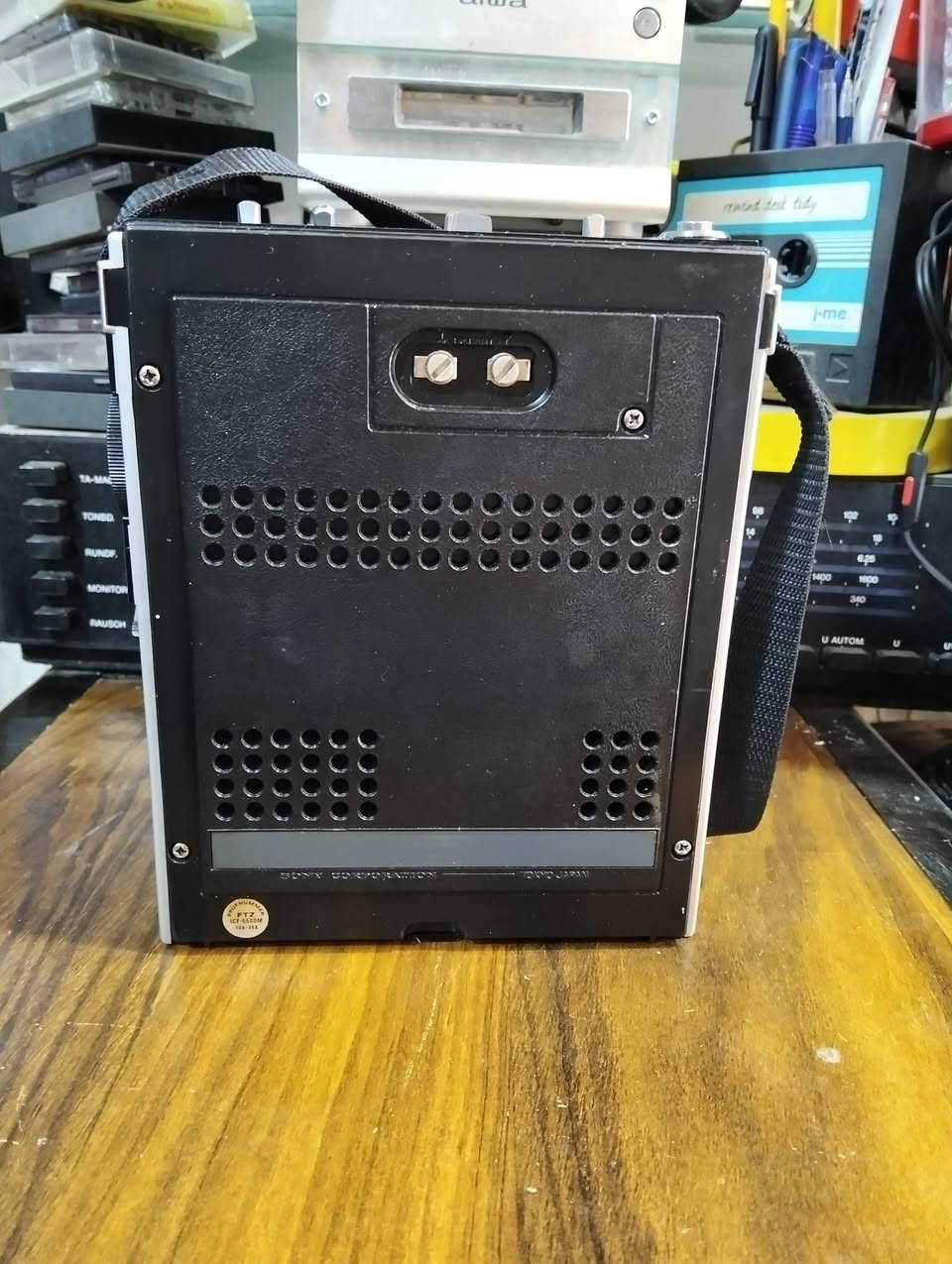 راديو سوني كابتن 55
أنتاج اليابان صنع سنة 1973 
جهاز بلادي غير داخل تصليح 
موجات الراديو FM MW SW 
يوجد فديو بالمنشور يوضح التشغيل 
للحجز المراسله على الخاص


**إذا كنت صاحب هذا الإعلان وتريد حذفه لأي سبب، رجاءا أرسل رسالة إلى الدعم الفني**