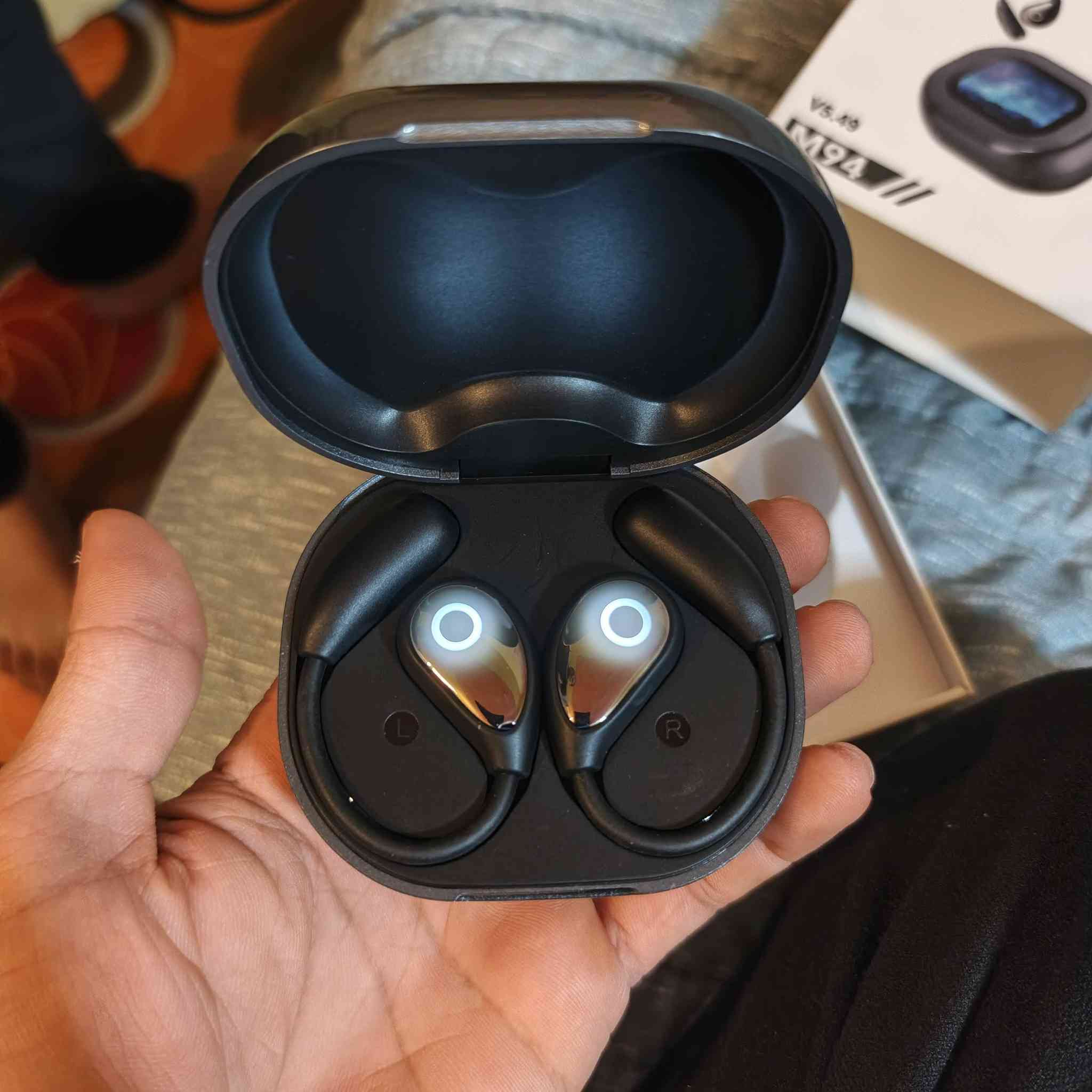 +1
هذه سماعات أذن من نوع VEATOOL M94 التي تعمل بتقنية التوصيل الهوائي وتتميز بتصميم مفتوح. فيما يلي أبرز مواصفاتها: 
شاشة ذكية: علبة الشحن مزودة بشاشة لمس LCD مقاس 2.0 بوصة لعرض الوقت، مستوى البطارية، وحالة الاتصال. 
تقنية الصوت: تستخدم تصميم "Open Ear" الذي لا يدخل في قناة الأذن، مما يسمح بسماع الأصوات المحيطة لزيادة الأمان. 
الاتصال: تدعم تقنية بلوتوث إصدار 5.4 لاتصال سريع ومستقر


**إذا كنت صاحب هذا الإعلان وتريد حذفه لأي سبب، رجاءا أرسل رسالة إلى الدعم الفني**