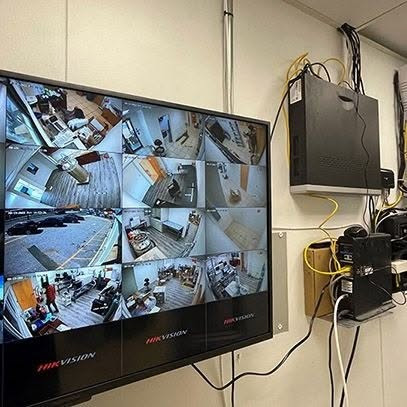 🛑 شغل شركة مو مال هواة.. إذا تدور "الرخيص" هذا المنشور مو إلك! 🛑
منشور طويل؟ إي نعم لأن حماية عملك وفلوسك مو لعبة 👇
بفضل الله تم إنجاز وجبة تنصيب منظومة كاميرات مراقبة لشركات عملاقه
⚙️ المواصفات الفنية للمنظومة (شغل VIP):
•البراند العالمي: Hikvision (الرقم 1 بالعالم).
•النظام: IP System (أنقى وأحدث نظام نقل إشارة بدون أي تشويش أو نويز).
•العدد: 12 كاميرا بدقة 8 ميجابكسل (4K).. يعني تفاصيل التفاصيل تبين عندك (الوجه، العملة، أرقام السيارات) مو مجرد خيالات!
•الحل الجذري للكهرباء: عاكسة ذكية بطارية ليثيوم تدوم 12 ساعة متواصلة! طفت الوطنية اشتغل المولد المنظومة مالتك ما تطفي ولا ثانية وتأمينك مستمر 24 ساعة.
🛠️ ليش تختارنا إحنا بالذات؟

1. الترتيب والنظافة: وايرات مخفية بوري وبوكسات عازلة لحماية الأسلاك من الشمس والمطر، وترتيب السيرفر يفتح النفس.

2. برمجة احترافية: ربط المنظومة على الموبايل بدقة عالية وبثبات تام تتابع حلالك وشغلك من أي مكان بالعالم.

3. ضمان حقيقي: مو بس نبيع وننصب ونختفي، دعمنا الفني وياك خطوة بخطوة

ملاحظة: إحنا ما ننافس بالسعر الرخيص اللي وراه كاميرات تفصل ووايرات تحترق ورا شهر.. إحنا ننافس بـ الجودة، الترتيب، والعمر الطويل.

📞 للحجز والاستفسار:
إذا عندك (شركة، معمل، مخزن، أو بيت ضخم) وتريد شغل "مرتب" يبرد القلب.. لا تتردد وتواصل ويانا:
• 📱 رقم الهاتف***********
• ✉️ أو راسلنا على رسائل الصفحة مباشرة.
(مكاننا:بغداد)
