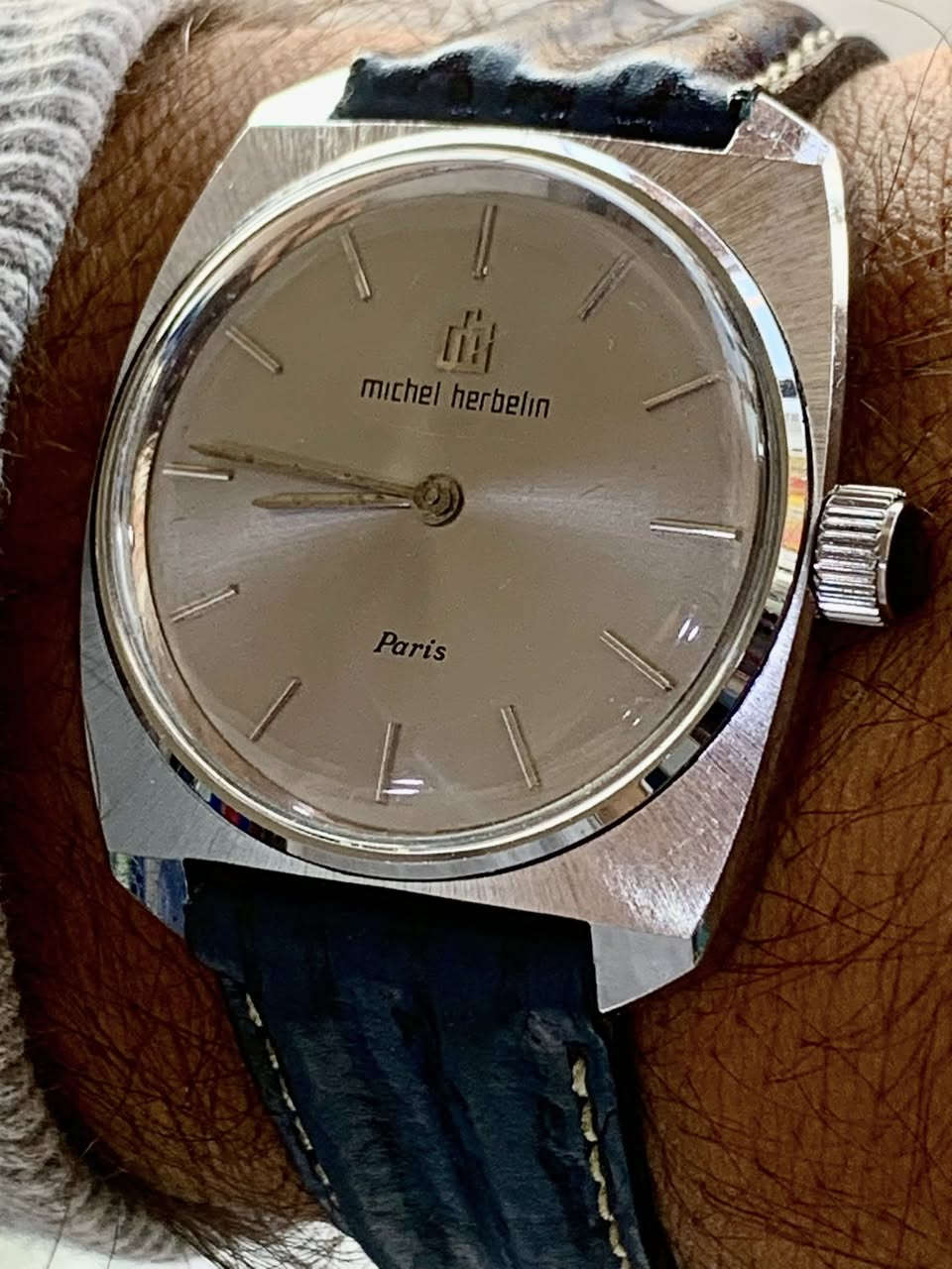 السلام عليكم للبيع ساعة ميشيل هيربلين فرنسي مكينة نصب سويسري نظافة ممتازة الابعاد العرض ٣٦ مع الزمبلك  والطول ٣٩السعر ١٠٠ الف @highlight


**إذا كنت صاحب هذا الإعلان وتريد حذفه لأي سبب، رجاءا أرسل رسالة إلى الدعم الفني**