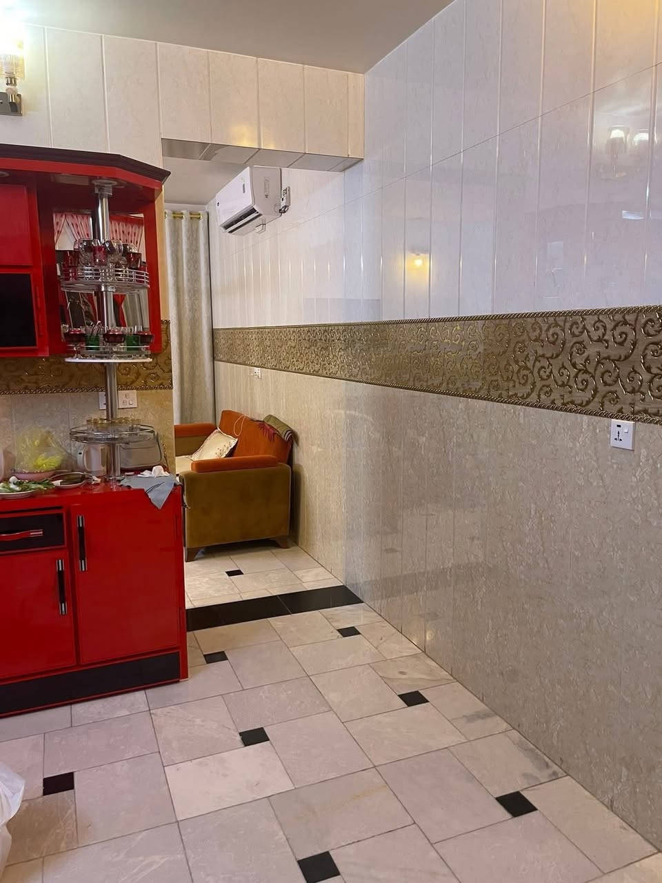 دار للبيع مساحه 200 مسلح الامين مقابيل البانزيخانه خلف مركز الشفاء مكون  من طابق ارضي غرف عدد 2 وستقبال وهول ومطبخ والطابق الثاني مكون من شقتين منعزلات داخل البيت كل شقه غرف عدد 2 ومطبخ وحمام البيت قابل للتقسيم 90  أو 110 السند بسم واحد مو ورثه 
السعر اذا كامل 355 والتقسيم110جبه 5.5 السعر210 وال 90 جبه 4.5السعر160
***********
