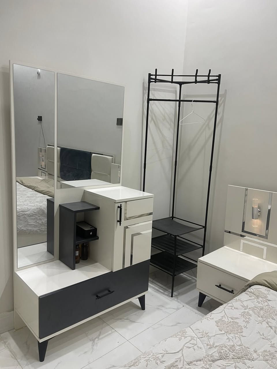 غرفة نوم تركي كما موضح 5قطع نضافة 100%استعمال جداً قليل العنوان البصرة الزبير ***********
