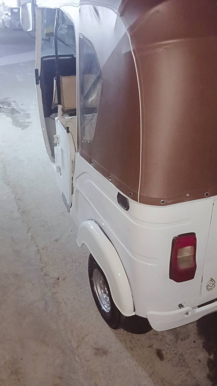 السلام عليكم تكتك للبيع موديل ٢٠٢١ تكتك رقم وسنويه معمرة دوس فقط مكينه خير من الله جاهزة كهربائيات جاهزة  سعر ٧٩٠٠ مكاني بغداد شعله ***********
