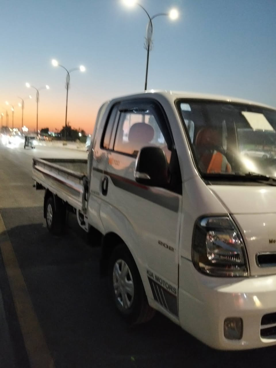 السلام عليكم 
كيا حمل موديل 2020 رقمها بغداد انكليزي شرط التحويل 
مكينه 2700 جديده لا صرف ولا بخار ولا تنقيص 
وكير ومكينه واكسل وشاصي ورقم شاصي كل مكفول 
تخم تاير جديد حداديه امامي خلفي جديد سياره جاهزة لشغل دوشمه حلوه السياره وجاهزه 
العنوان بغداد البلديات السعر 125 وبيه مجال بسيط الرقم ***********
