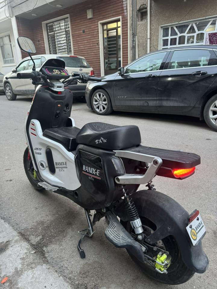 دراجه شحن رينكس موديل 2025 نضيفه ومابيها  اي عيب من كل النواحي نضيفه وكلش زينه بس بطاريتها ضعيفه دراجه اخذتها قبل 6 اشهر ولكن سبب الي خلّاها بطاريتها تتعب نسيتها على الشحن اكثر من 12 ساعه لان مجانت عندي شاحنه تفصل وهسه جبتلها شاحنه اصليه بس تفول تفصل كلشي نضيف بيها وشغال مكاني بغداد للاسفسار ***********
