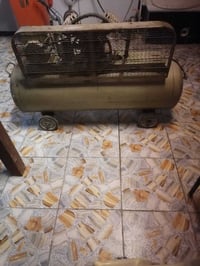 للبيع  كمبريسر حجم كبير موطور نحاس اصلي وكوسره ثري فيز مع الميز اثنيهم...