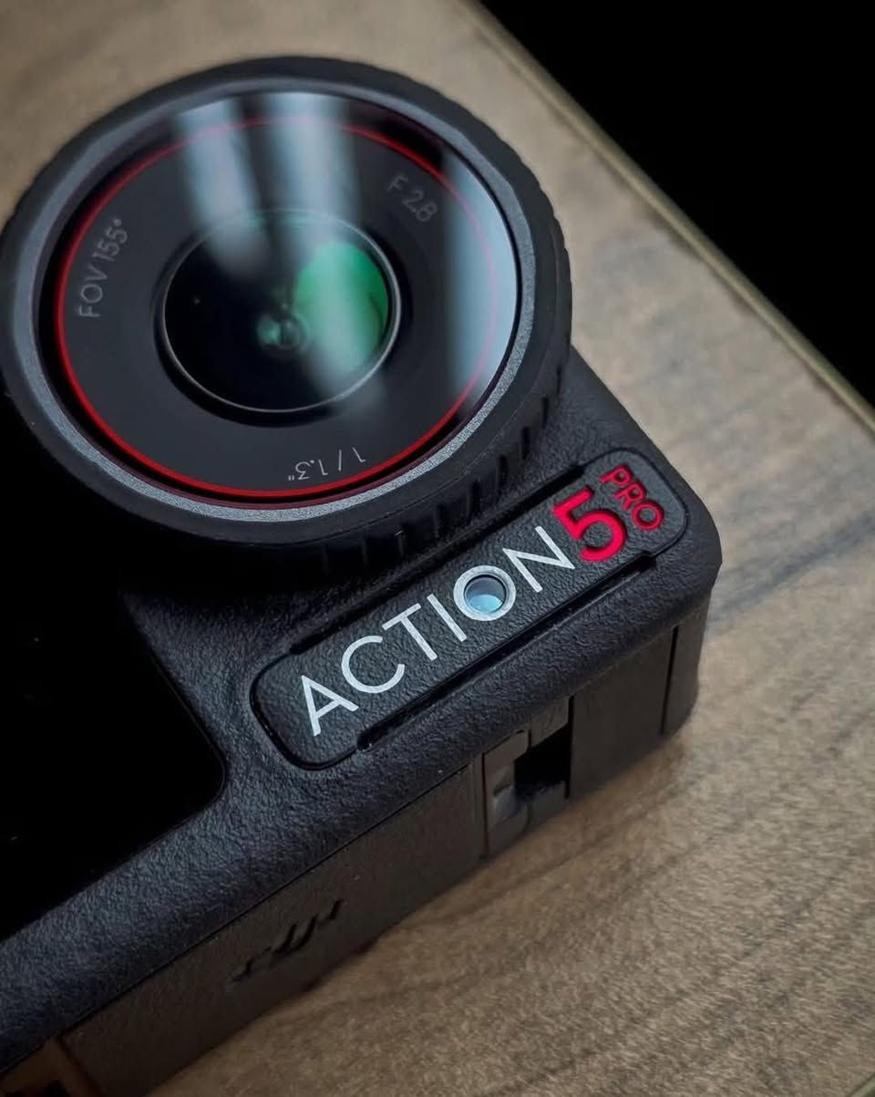 كاميرا الصيف والرحلات والمغامرات! 🌊☀️🎥
DJI Osmo Action 5 Pro Adventure Combo

🔹مستشعر 1/1.3 إنش احترافي لأداء ممتاز حتى في الإضاءة الضعيفة
🔹تصوير فيديو 4K حتى 120 إطار/ثانية لقطات فائقة السلاسة
🔹صور بدقة 40MP وتفاصيل غنية بالألوان
🔹تثبيت HorizonSteady 360° وRockSteady للحصول على فيديو ثابت في أقسى الظروف
🔹بطارية تدوم حتى 4 ساعات من التصوير المتواصل
🔹شاشتان OLED أمامية وخلفية عالية السطوع
🔹مقاومة للماء حتى 20 متر بدون غلاف إضافي
🔹ذاكرة داخلية مدمجة 47GB مع دعم بطاقات microSD حتى 1TB
🔹دعم الربط المباشر مع ميكروفونات DJI اللاسلكية لتسجيل صوت احترافي  

🎁 Adventure Combo يتضمن

✅ 3 بطاريات Extreme Battery Plus
✅ حافظة شحن متعددة الوظائف
✅ عصا تمديد 1.5 متر
✅ ملحقات التثبيت الأساسية للمغامرات والتصوير اليومي  

🔥 سواء كنت في البحر، الصحراء، الجبال أو في رحلة سفر

الـ DJI Osmo Action 5 Pro Adventure Combo جاهزة لتوثيق مغامراتك بأعلى جودة.
السعر 650 الف
هاتف ***********
