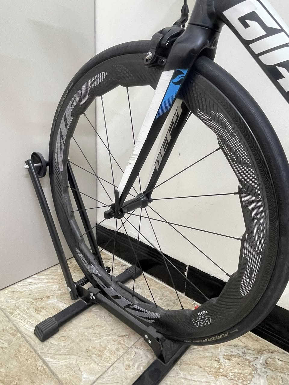 ￼ Giant Defy Aluxx  🇹🇼
دراجة جاينت 
ابيع كامل وابيع قطع 
تريد ويالة أو فقط فريم أو فقط سستم
الويالة : ZIPP 454nsw 
كروب سيت : بالكامل 105 حتى بايدر لوك 105
فريم : المنيوم خفيف جداً

راسلني واتساب : ***********
او ماسنجر على الخاص

