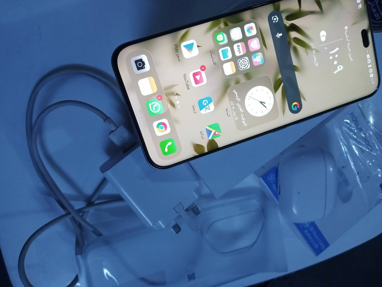 السلام عليكم متوفر جهاز HONOR 400 PRO 5G
كل ملحقاته متوفره مع سماعه ايربود من شركه هونر 
مواصفات هواي بي قويه 
5G , البطاقة DUAL SIM + eSIM (max 2 at a time) , مقاومة الماء IP68/IP69 , الشاشة AMOLED 120Hz , حجم الشاشة 6.7inches , معالج Snapdragon 8 Gen3 (4 nm) , الذاكرة 512GB 12GB RAM , الكاميرا الرئيسية 200MP, f/1.9 , كاميرا سيلفي 50MP, f/2.0 , البطارية 5300mAh , يأتي مع الجهاز رأس شاحن 100W , كيبل USB TO TYPE-C , كفر . ضمان 18 شهر وضمن شروط الضمان


**إذا كنت صاحب هذا الإعلان وتريد حذفه لأي سبب، رجاءا أرسل رسالة إلى الدعم الفني**