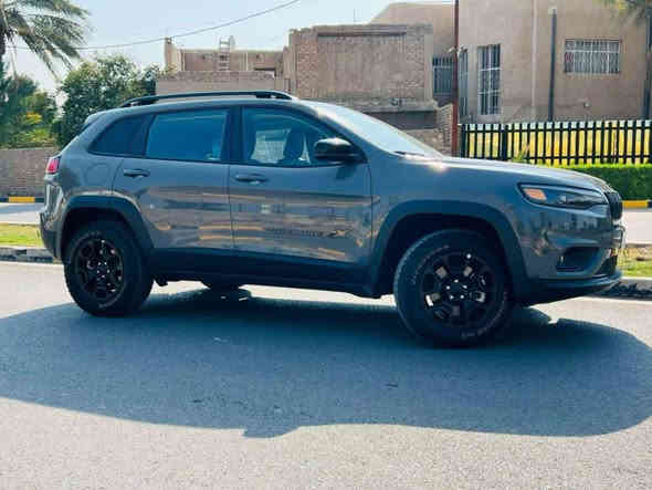 السلام عليكم
Jeep Cherokee X 2022
جيب شيروكي (بزون) ٢٠٢٢ للبيع فقط
ماشية ٢٦٠٠٠ الف كيلو (كيلو مو ميل) قابلة للزيادة اللون اسمنتي وارد امريكي مكفولة من الصبغ والتبديل ولأي سمكرة من الدعامية للدعامية.
المواصفات:
 بانوراما
رادار 
تحديد مسار
نقطة عمياء
هندبريك دكمة
اوتوهولد
اوتو ستارت
كشنات جلد
تدفئة بالكشنات والستيرن
محرك ستة سلندر ٣٢٠٠ 
كير ٩ نمر
شاشة وكامرا اصلية
ويل جبلي اسود بلادي 
سبووفر بالصندوق
لايتات وبرجكترات LED بلادي
الوشوم الموجودة عالسيارة اصلية شركة مو عمل
تبريد قطعتين
٤×٤
حادث السيارة تبديل محرك فقط بس محرك مو كير.
السيارة كلش كلش نظيفة بمعنى الكلمة
رقم الشاصي وية الصور تكدرون تتاكدون من الحادث 
رقم اربيل باسمنا هزة وسنوية جديدة مكانهة بغداد الغزالية
السعر المطلوب ١٨٥ ورقة وبيها مجال بسيط.
للتواصل ***********
