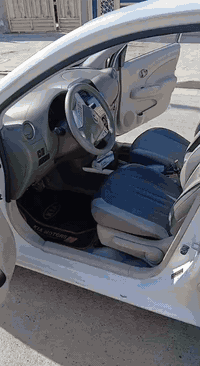 السلام عليكم نيسان صني موديل 25 سياره وضع شركه سياره مقفوله كفاله عامه ما عدا بارد باب السائق ماشيه 37 سبير ما نازل سياره باسمنا تحويل ثاني يوم مكان السياره بغداد حي النصر رقم الهاتف ***********
