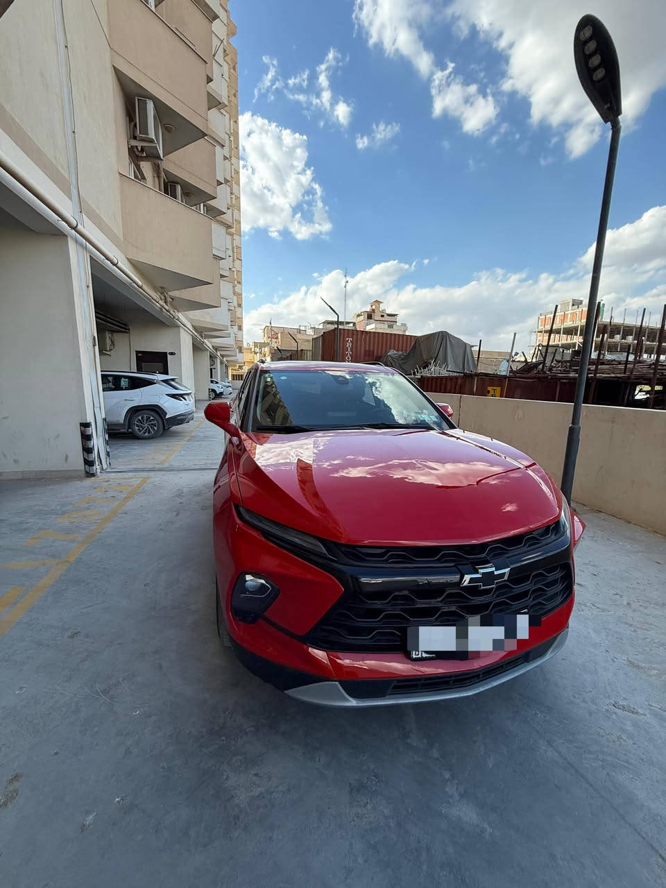 🚗 للبيع: شفروليه بليزر 2023 (CHEVROLET BLAZER 2LT) 🚗
#مكان السيارة ( كربلاء )
#رقم الهاتف: ***********

✅ المعلومات الأساسية:
• الموديل: 2023 Blazer 2LT AWD (دفع رباعي مستمر).  
• المحرك: 2.0L Turbo (تيربو).  
• ناقل الحركة: أوتوماتيك 9 سرعات.  
• اللون الخارجي: أحمر مميز (Red Hot).  
• اللون الداخلي: أسود (Jet Black).  

#حادثها (((( فقط قبق الجنطه )))) تم التبديل نفس اللون 

✨ المواصفات والتقنيات:
• الشاشة: شاشة تعمل باللمس مقاس 10.2 بوصة تدعم Apple CarPlay و Android Auto لاسلكياً.  
• التشغيل: تشغيل السيارة عن بُعد (Remote Start).  
• الراحة: مقاعد أمامية مدفأة مع تحكم كهربائي لمقعد السائق (8 اتجاهات).  
• التكييف: تحكم تلقائي مزدوج النطاق (Dual-zone Automatic Climate Control).  
• الإضاءة: مصابيح LED أمامية ونهارية.  
🛡️ الأمان وأنظمة المساعدة:
• نظام Chevy Safety Assist: يشمل المساعدة على البقاء في المسار، التنبيه عند مغادرة المسار، وفرامل طوارئ أمامية.  
• كاميرا HD: رؤية خلفية عالية الدقة.  
• تنبيه النقاط العمياء: Lane Change Alert مع Side Blind Zone Alert.  
• نظام تثبيت السرعة التكيفي: Adaptive Cruise Control.  
• تقييم الأمان: حاصلة على تقييم 5 نجوم في اختبارات السلامة الحكومية.  
💎 إضافات مميزة (Packages):
• باقة Convenience: تشمل بوابة خلفية كهربائية (Power Liftgate)، ومرآة داخلية تعتيم تلقائي.  
• باقة Black Grille Bar: لمسة جمالية سوداء على الشبك الأمامي وشعارات شفروليه السوداء.  
• العجلات: رينجات ألمنيوم مقاس 18 بوصة (Grazen Metallic).  
⛽ اقتصاد الوقود:
• معدل استهلاك متوسط: 24 ميل للجالون (تقريباً 10.2 كم لكل لتر).

#السعر (((( 265  ))) وبيها مجال بسيط
