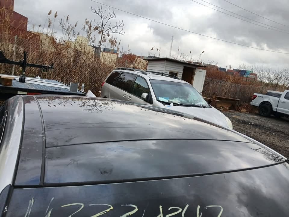 السلام عليكم 
الغرض من البيع بسبب محتاج للبناء

KMTG54SEXTU160501

Genesis G70 3.3T v6 Awd Sport Prestige 2026 //375🐎🐎

دخلت جديد 

بدون صبغ وبدون تكحيل حادثها دعاميه فقط

مرقمه وبأسمي

ايرباك مصلح 

بصمه +كارت دخول 

عليها اكتف كزوز يفتح ويا الـ+sport و sport وبالأضافه بيها بعد 3 وضعيات قياده 

تدفئه وتبريد مقاعد 

ميموري مقعد السائق

حساسات 

كامرات 360 

واكيد سوالف القياده الذاتيه 

وبالنسبه للداخل ابيض 

السياره لونها سلفر غير محدد 

صارلها شهرين من رقمتها 

ماشيه 13 الف كيلو 

فجوج برمبوا 

عليها كامرا azdom m 660 تصور داخل وخارج السياره 4 كامرات 

ماكو شي بيها مبدل 

السعر 33.000$ وبيها مجال 

كمركها وحده 10.500.000

مكاني بغداد 

وهذا رقمي ***********

ومتواجد خاص

شباب ترا الغرض من البيع علمود البناء

ومن الله التوفيق 🩵

— في ‏‏بغداد‏‏.
