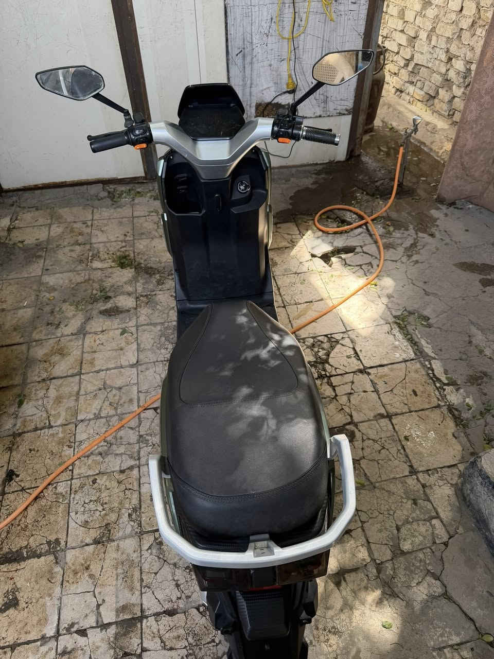 السلام عليكم دراجه شحن ٦ بطاريه كبار
مسافه ٤٠ كيلو دراجه نضيفه مصارلي هواي من ماخذها بيها وصل اب اسمي السعر ٦٠٠ وبيها مجال 
مكاني بغداد الحريه للتواصل وتساب فقط ***********
