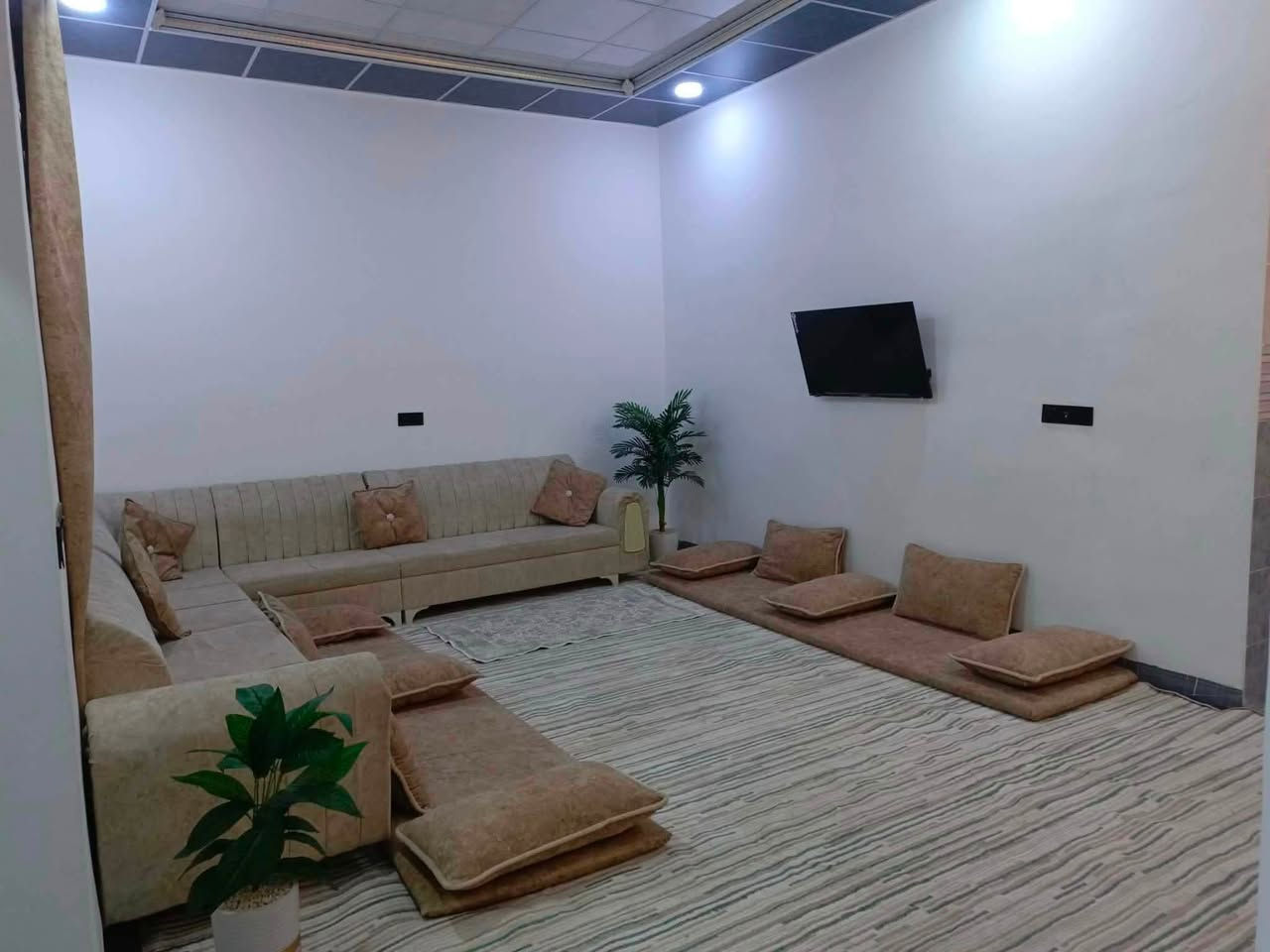 السلام عليكم
يوجد بيت للبيع في حي الاطباء الفرع الثاني 

خدمات كامله

 

بناء حديث وخريطه حديثه نظام مناور 

مساحه 250 متر وهاذا خارجو وموجود فديو من داخل البيت 

#ملاحظه بي طاقه شمسيه 8 نهاري و6 ليلي 

والكاونتر هم وياا البيت  هديه

واذا الأثاث كامله كلشي وسعرو هم يرهم مع البيت

***********

للأستفسار اكثر
