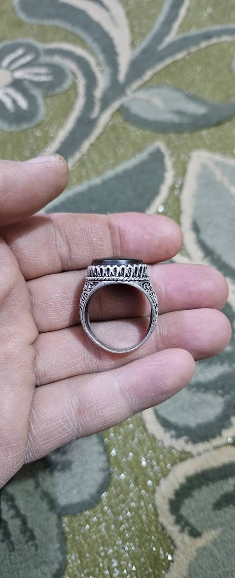 خاتم صياغة يدوية مختوم فضة 925 موضحة بالصورة عباس اباد الافغاني الاصلي مو الايراني  من الجهتين دعاء السحر والحسد وزن ثقيل صياغة قديمة قياس 28
السعر 40 الف يوجد توصيل تحويل رصيد ابو الخمسة متواجد خاص.واتساب ***********

