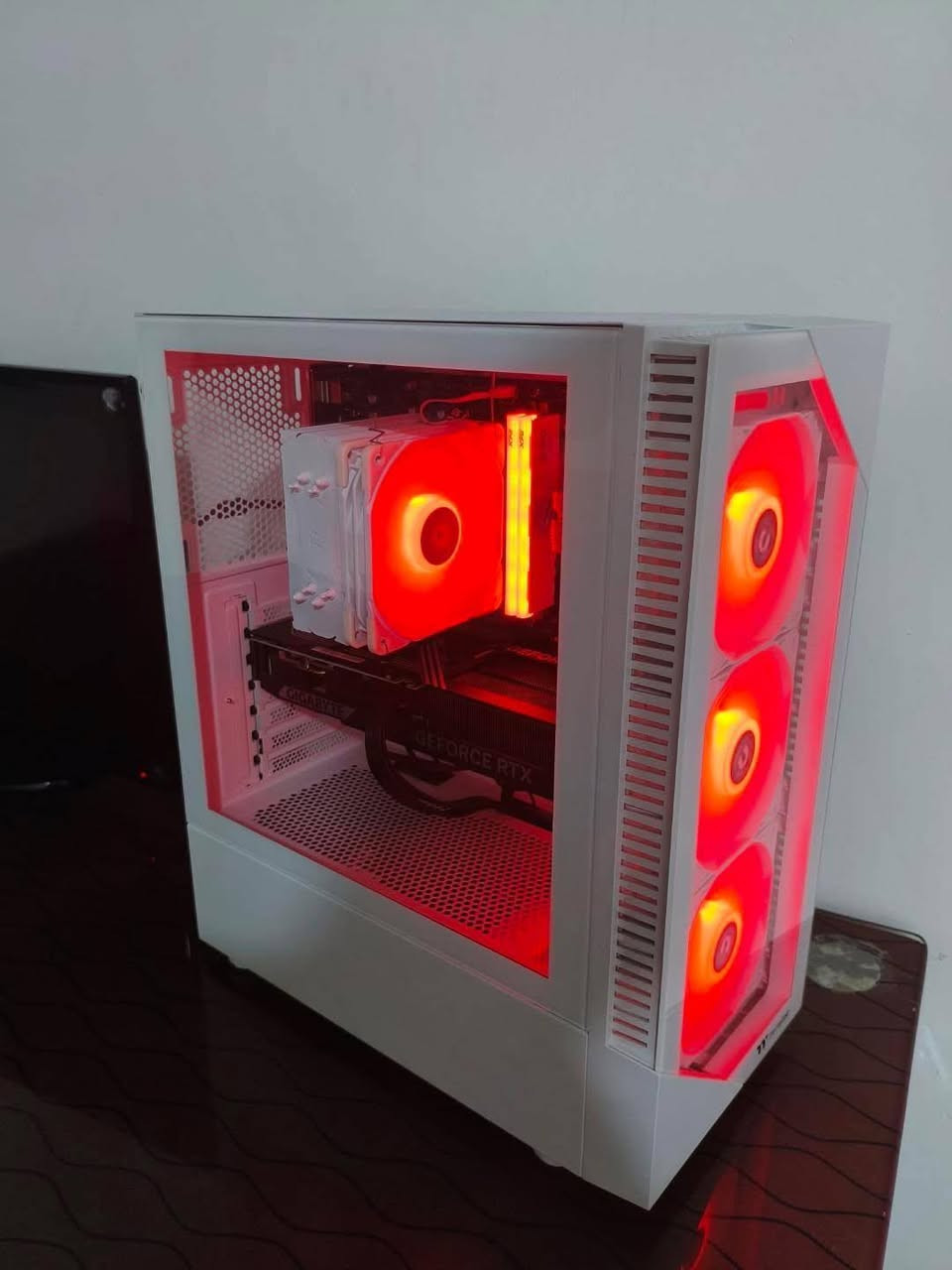 المعالج: AMD Ryzen 5 7600X
اللوحة: Gigabyte B650M S2H (الإصدار 1.2)

الذاكرة (RAM): XPG DDR5 سعة 32GB (2×16GB) بسرعة 6000MHz RGB

التخزين: A-DATA SSD M.2 سعة 1TB (LEGEND 710)

مزود الطاقة (PSU): XPG Core Reactor II قدرة 750W (شهادة Gold)

كرت الشاشة: Gigabyte GeForce RTX 5070 سعة 12GB

الكيس: Thermaltake View 200 TG ARGB لون أبيض

سعر 2 مليون و 300 وبيا مجل بكي دمان 5 اشهر


**إذا كنت صاحب هذا الإعلان وتريد حذفه لأي سبب، رجاءا أرسل رسالة إلى الدعم الفني**
