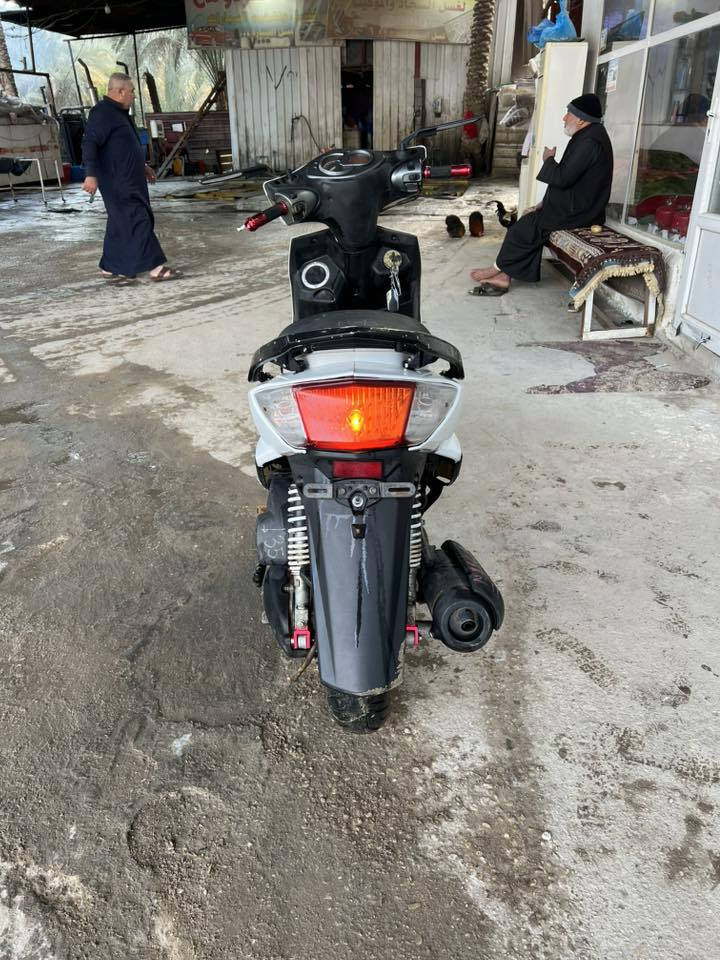 السلام عليكم دراجة سكنس فحل دراجة جداً جداً جدبدة ونضيفة قبل فترة قصيرة طلعت من المعرض+وصلها موجود
كهربائات كامله مكينة نشطة وخرسة الله شاهد الدراجة جداً نضيفة جاهزة من كلشي سعرها950 وبيها مجال واسعار الجديدة معروفة مكاني كربلاء 
*********** هاتف
