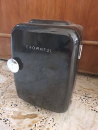 تعد ثلاجة Crownful الصغيرة هذه بسعة 4 لتر خيارًا محمولًا ومناسبًا لتبر...