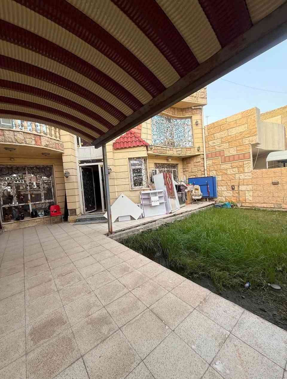 بيت 300م للبيع في منطقة ضباط حي سومر / محلة 317
واجهـة 12م * نزال 25م ( سعر مناسب 💵)
( سند مستقل )
يحتوي على
كراج + حديقة
الطابق الارضي 
مدخلين للبيت ( مدخل استقبال منفصل ) 
ومدخل مطبخ + مطبخ حار
هول وجلسه + مطبخ + منـور 
+ حمام كبير + غرفه نوم 
الطابق الاول 
3غرف نوم كبيره + حمام )
الطابق الثاني 
بيتونه كبيره تنفع مخزن + سطحين امامي وخلفي كبيرين 

للاستفسار الاتصال بالرقم او مراجعة مكتب الجوهرة للوساطة العقارية الكائن في شارع الكنيسة 
***********
