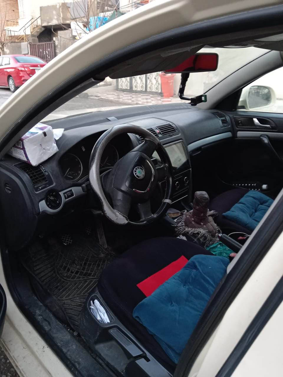 سکۆدا ٢٠١٣ تەکسی هەولێر
بێ بۆیاخ و لێدران 
 ڕەقەمو سەنەویو هەزەی نوێیە بەناوی خۆمانە
مەکینەی گۆڕاوە بۆ ٢٠ تی حادی مەکینە جیتە 
***********
دو پەلەی بچوکی لەسەر بۆنیت هەیە 
سحریش ٩٧ محامەلە أربيل, العراق
