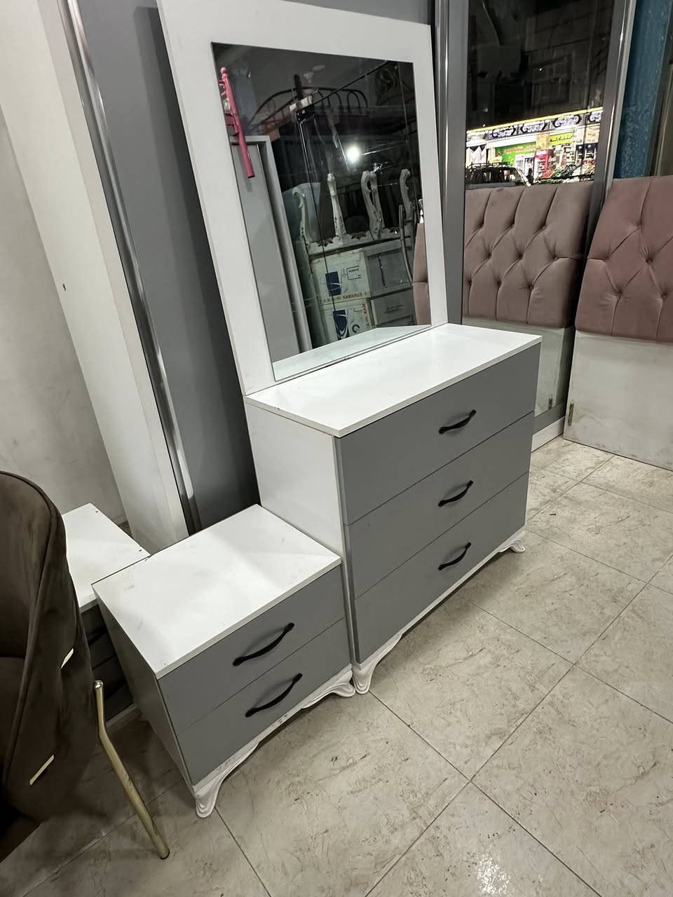 غرفه نوم ام نفر  4 قطع مقابل مجدي مول 
***********
واتس
