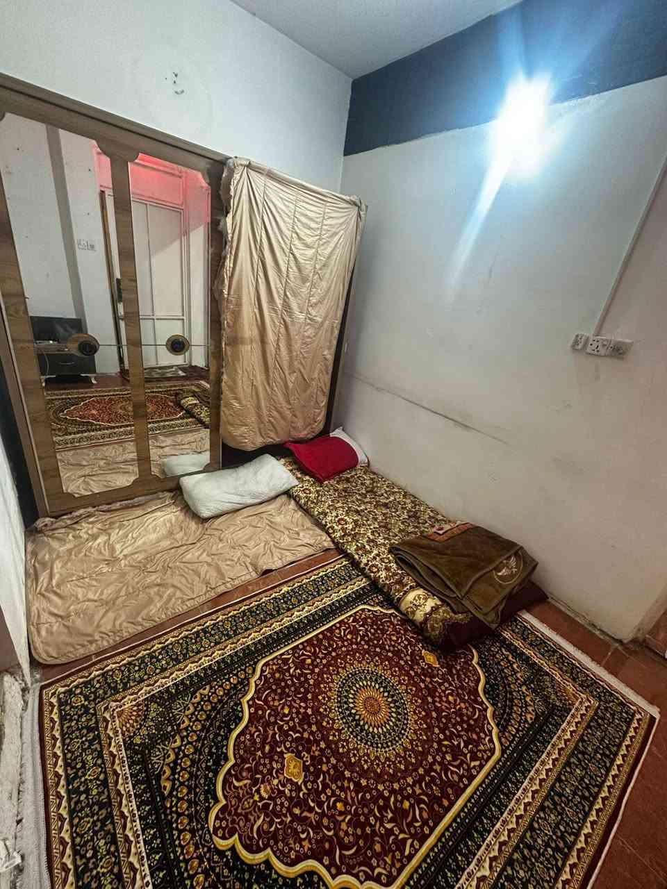 للطلاب والموظفين ....!
شقة مؤثثه " (بدون دلالية ورسوم اثاث ) 
الموقع: كرادة خارج شارع 62 موقع مميز كلشي متوفر وقريب على كل الجامعات (للطلاب)
تفاصيل الشقة:  نقص شخصين سكن مشترك  )كدامك بالصور + صحيات نظيفة ومطبخ جاهز

التواصل: *********** واتساب
الاجور (مناسبة للكل بدون دلاليه)
