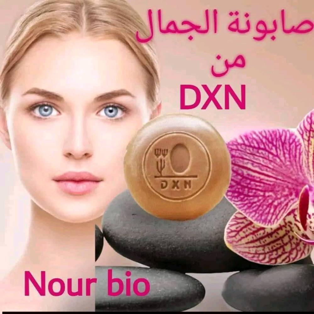 صابون جانوزي dxn

نحتاج الى الصابون كل يوم ولكن الكثير منا يستخدم صابون مليء بالكيماويات والتي تضر بالبشرة على المدى البعيد ، لذلك جاءتنا dxn بصابون يعتبر أفضل صابون ممكن تستخدمه! وهو صابونة جانوزي والتي هي صابونة طبيعية صحية! حيث أن مكوناتها طبيعية .

صابونة جانوزي ليست لمرض جلدي معين ولكنها صابونة صحية وآمنة يجب أن يستخدمها الصحيح قبل المريض فهي تحافظ على الجلد وتنظفه ، كما تعمل على تفتيح البشرة مع الاستمرار عليها .

بعد فوائد صابون جانوزي dxn

1-تعمل على منع تضرر خلايا الجسم.

2-تساعد على تنشيط البشرة ومنع الأكسدة، وذلك بسبب وجود خلاصة الـ(جانوديرك) الموجود بفطر الجانوديرما 
.
3-تجعل البشرة جذابة بسبب وجود زيت النخيل المقوى بالفيتامين (هـ) والعوامل المضادة للأكسدة.

4-تتميز بقوة في إزالة الأوساخ.

5-تساعد على ازالة البثور من الوجه.

6-تنظف البشرة ولا تزيل الزيوت الطبيعية الموجودة بها .

7-تساعد على الوقاية من الإصابة بمشاكل البشرة .

8-تساعد على تفتيح المناطق الداكنة في الجسم مع الاستمرار عليها، مثل والكوع والركبه وتحت الابط وغيرها من المناطق.

ولها الكثير من الفوائد الأخرى ، ويكفي أنها مكونة من مكونات طبيعية .👌🏻

للطلب والاستفسار يرجى التواصل على رسائل الصفحة

