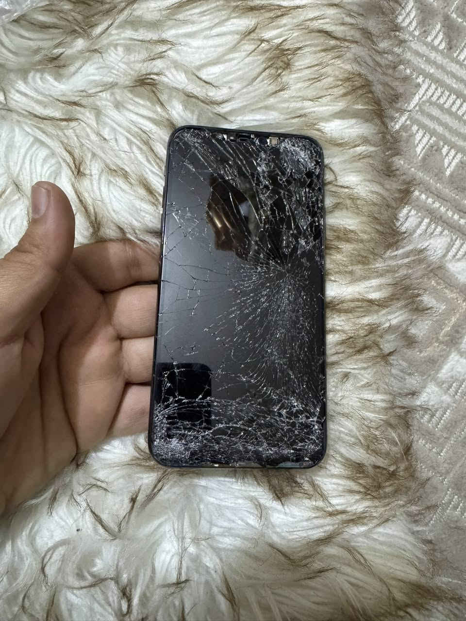 ايفون ١١ برو مستعمل. ذاكره ٢٥٦ فقط يحتاج اله شاشه وخريطه الي يفيده يتصل بيه.  ***********
