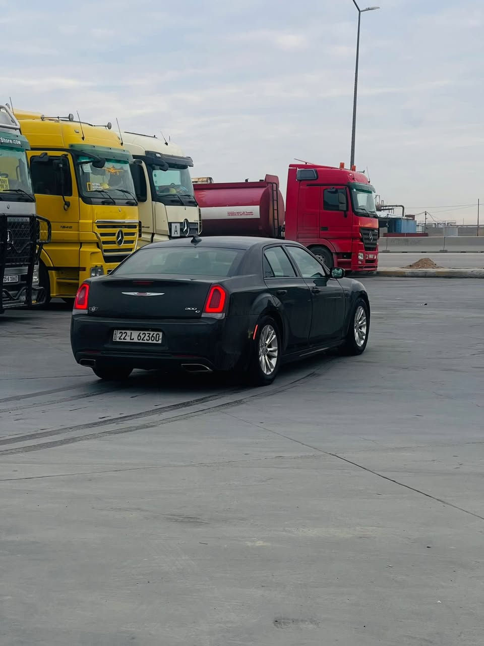 السلام عليكم 
كرايسلر (اوباما)
 2019
رقم أربيل بأسمي
3600محرك 
تو ويل 
ويل مكسيكي
حادثها جاملغ امامي صفحة السايق بي بارد 
وباب السايق بي تقسيم(نفس القطع بدون تبديل)
سعر :225$وبيها مجال 
عنوان بغداد 
***********
