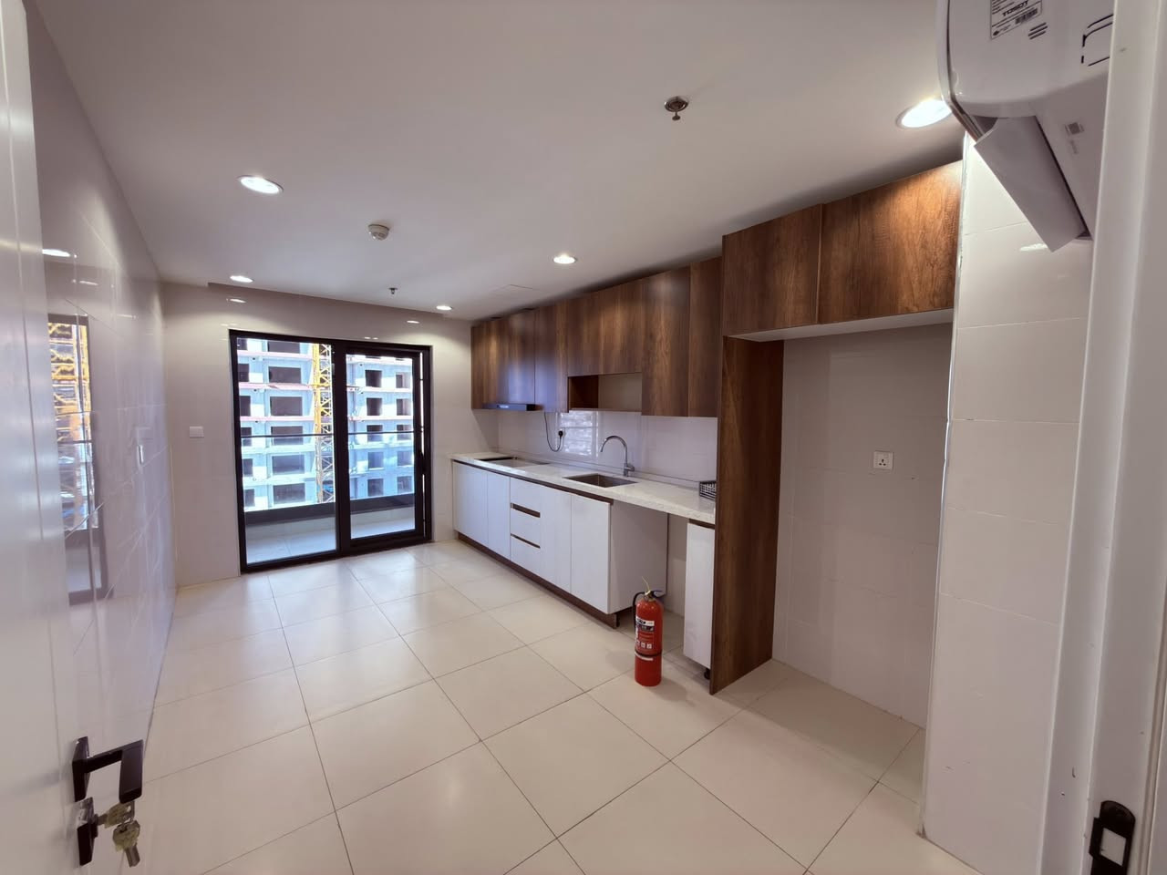 السلام عليكم 

شقة للأيجار في مجمع الرويال ستي Royal city  - المنصور - بغداد

تفاصيل الشقة : 
١- نوع A مساحة 200 متر مربع 
٢- بناية R3 طابق 18 
٣- تأتي ب ٣ غرف نوم ( ١ ماستر ) و حمامات عدد ٣ ( حمام ضيوف و حمام الشقة و حمام غرفة الماستر ) بالاضافة الى غرفة اللوندري 
٤-  كامل الشقة مجهزة بالسبالت
المطبخ و الحمامات مجهزة ايضاً 

سعر الايجار الشهري 1000$  

*********** 
اني مالك الشقة
