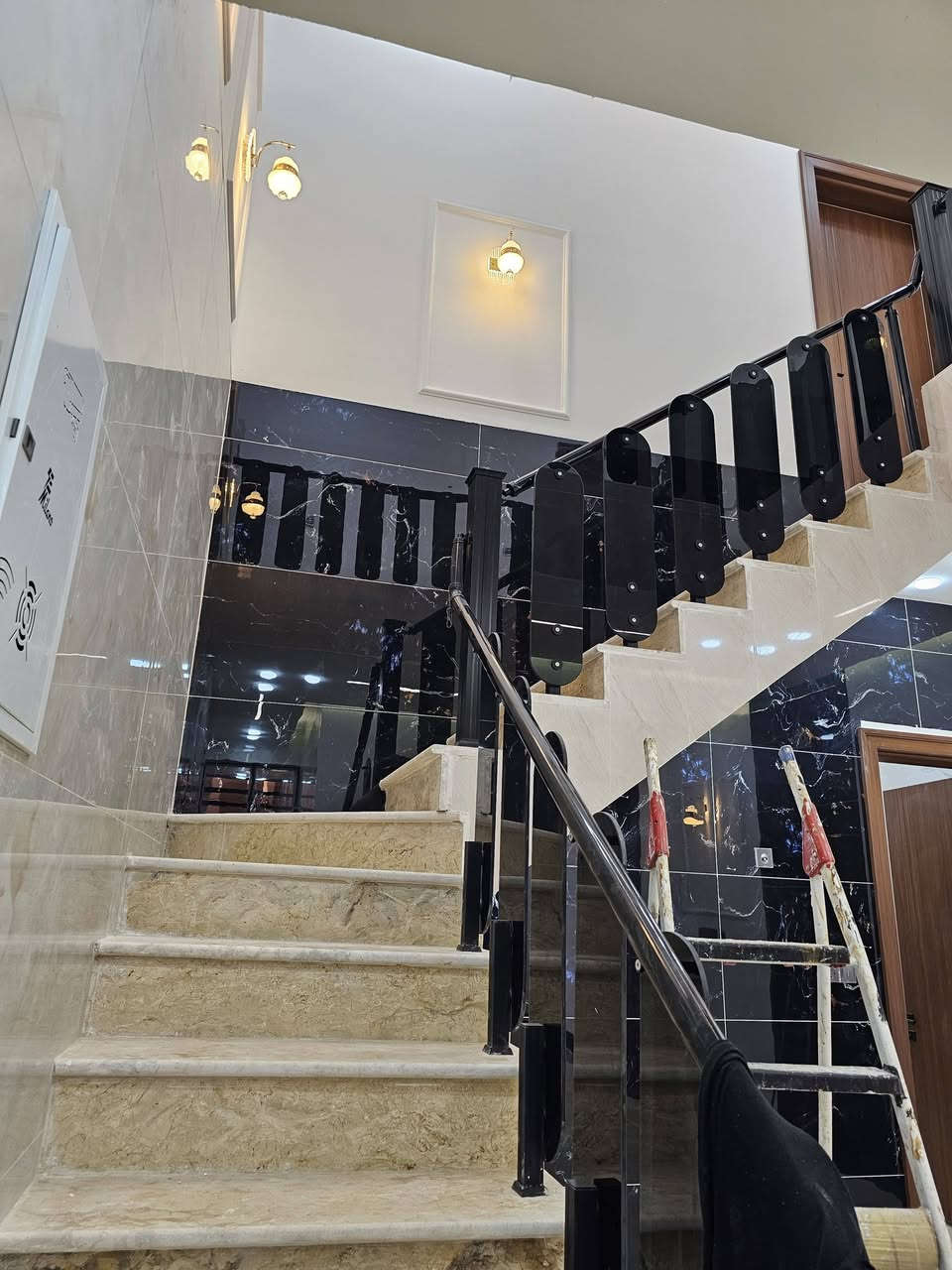 بيت للبيع في حي الوفاء المساحه 100 متر طابقين بناء درجه اولى قريب على عدادية نور الحسين للاستفسار الاتصال/***********
