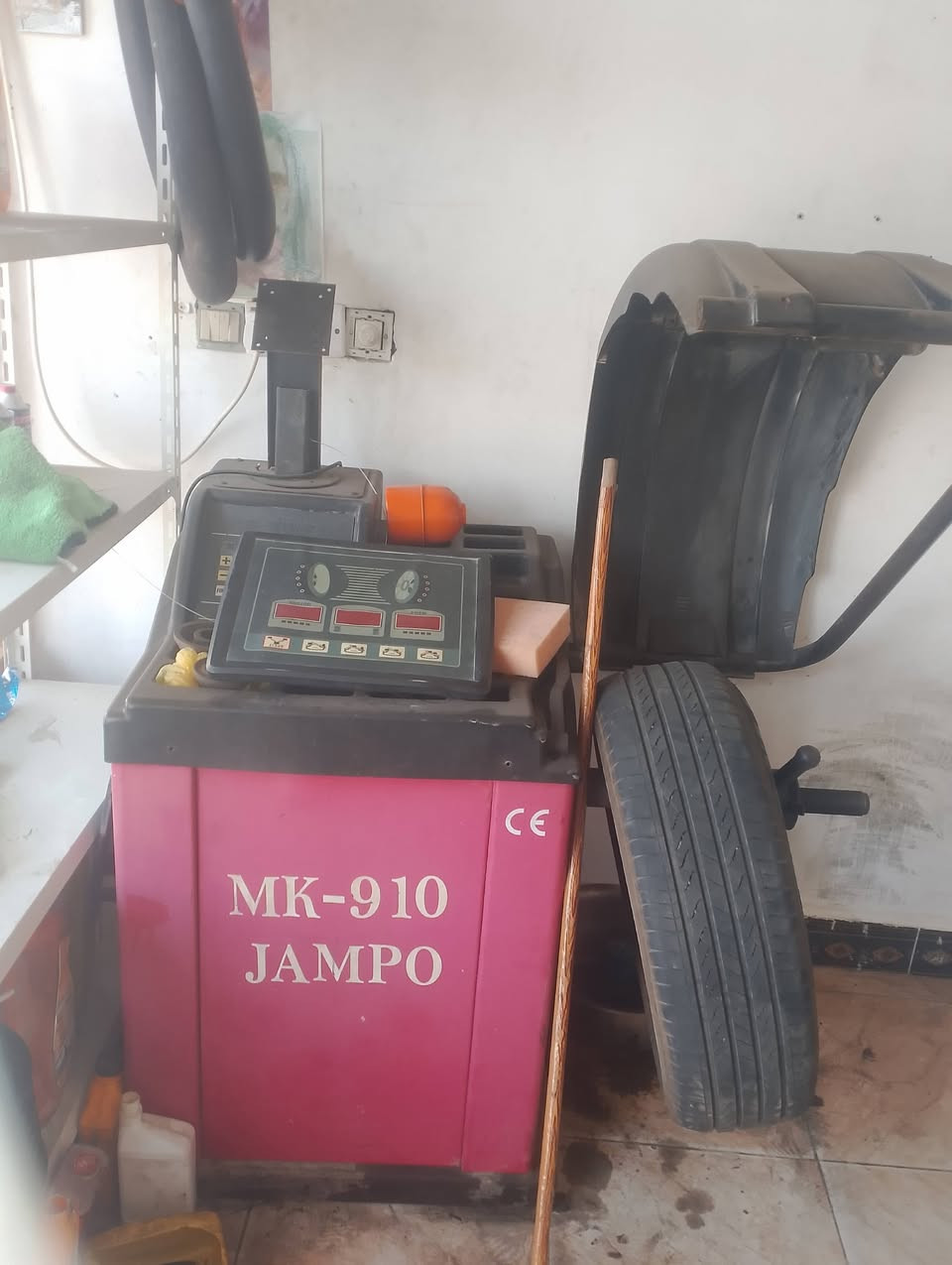 السلام عليكم
خالعه حجم 24 جديده جدا السعر 900

كمبريسر هواي حجم 300 استخدام شهر واحد ب850

البلنص شغال ماطور بيه بس الفيشه مالت الشاشه بيها قطع ب750 وبيه مجال 

مكني البصرة قضاء ابي الخصيب 

***********
