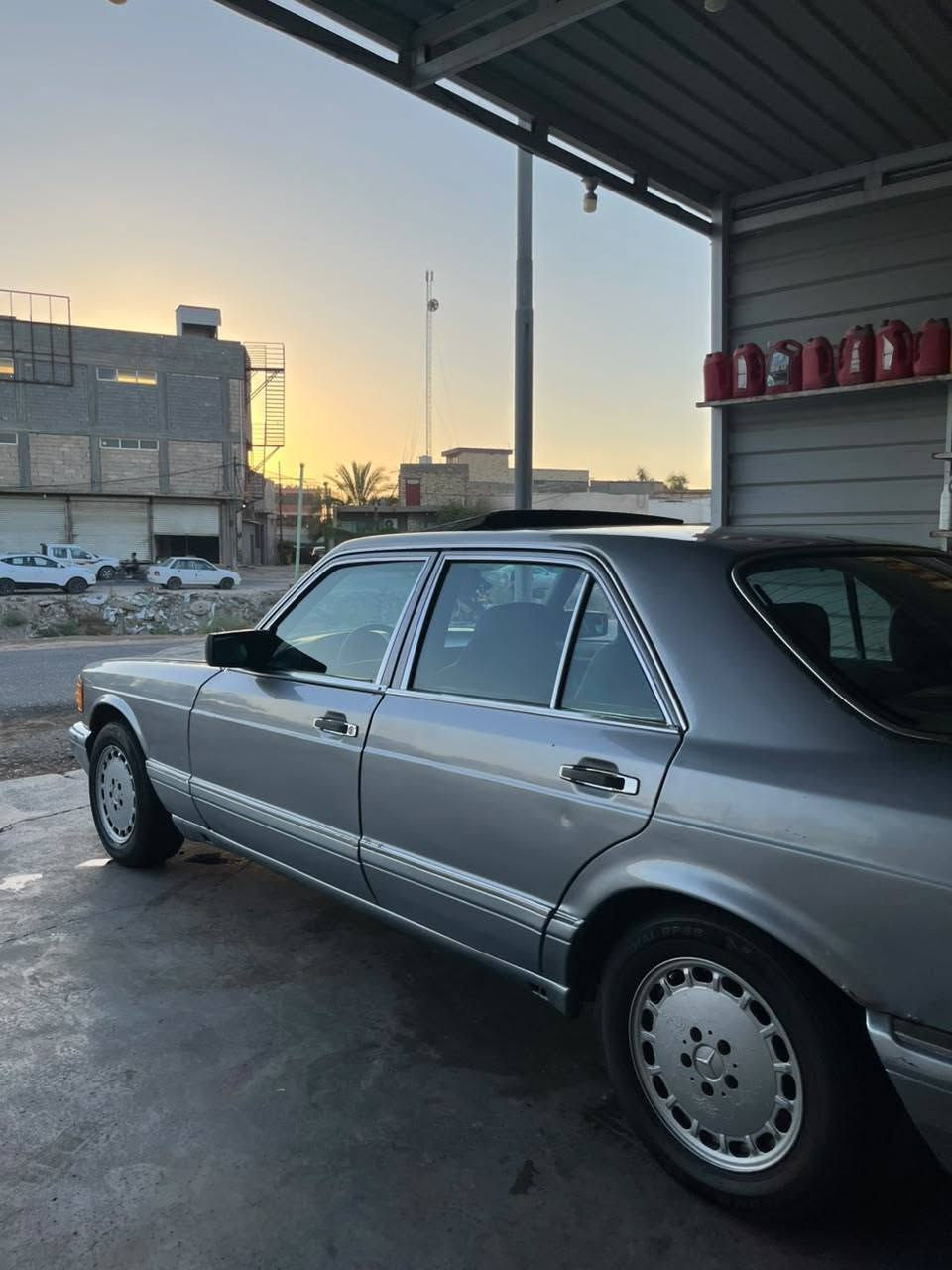 1989
محور 2500 بدون حادث فقط طخه خفيفه بالجاملخ الخلفي جاهزه من كلشي تبريد ويا السويج 
السعر 52 عنواني كربلاء 
***********
