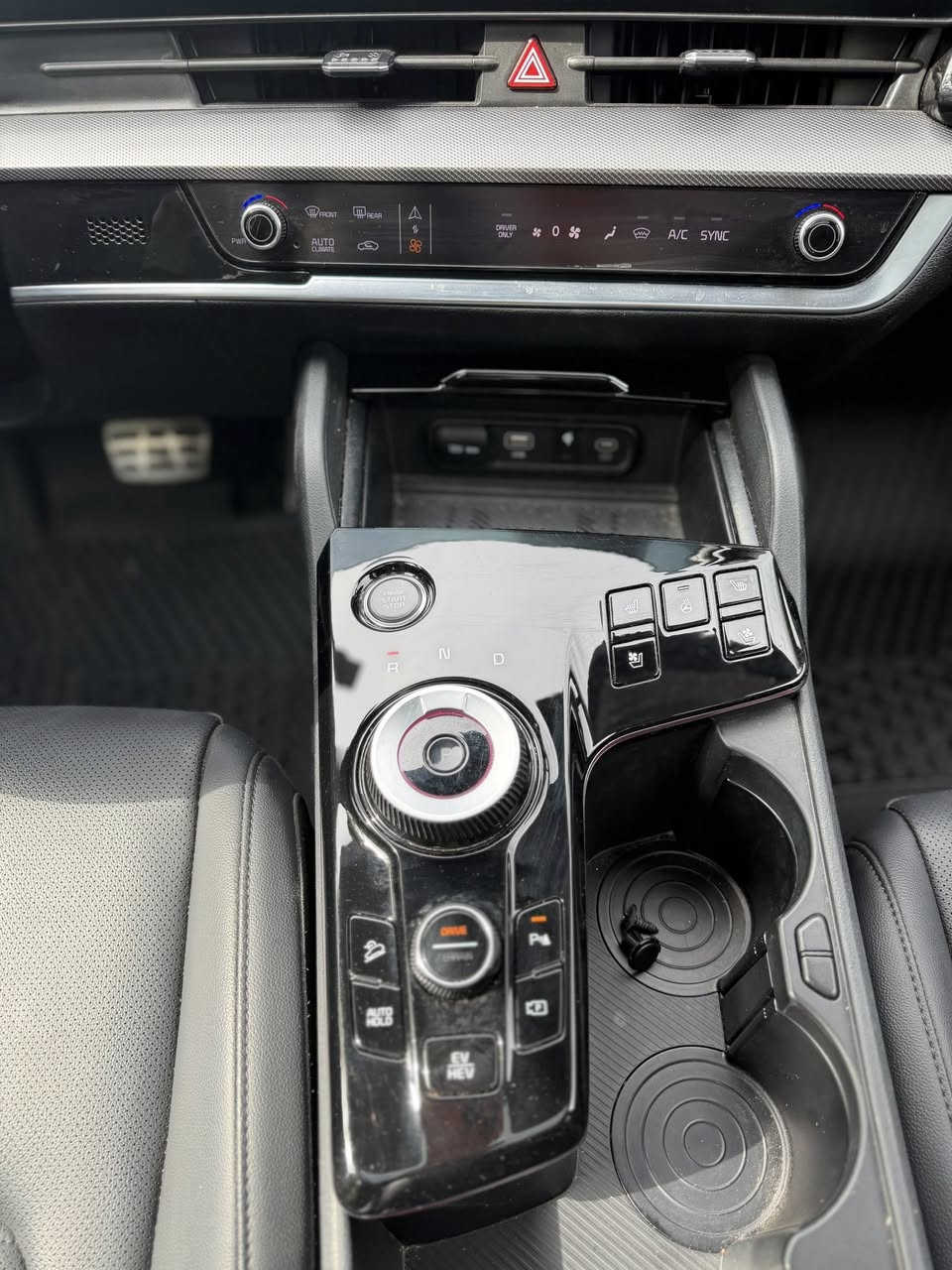 kIA SPORTAGE Sx-Prestige 2024 1.6 Hybrid plug-in
*plug-in*بلكن
.
*أعلى مواصفات برستيج (بلكن )ثلاث انظمه قياده
(شحن +هايبرد + بانزين) قليله ونادره خصوصا بهل النظافه 
والمواصفات …

ماشيه 13 الف مايل 

* المواصفات كلش هواي وموضحه بالصور اعلى شي بيه
فور ويل AWD
تقديم وترجيع بالريمونت
بنوراما 
كاميرات 360 درجه
حساس امامي وخلفي+ رادارات 360 درجه
كشنات جلد+ تدفئه وتبريد كشنات + ستيرن هيتر
جنطه كهرباء 
كير ماوس
لد داخلي متغير الالوان
كشن خزن ميموري

🚗الحادث كما موضح بالصور بدون صبغ نهائيا فقط جاملغ مبدل اصلي نفس اللون وبدون اي ضرر داخلي بدون لغد وبدون ايرباك جميع الايرباكات سليمه 🚗

المكان بابل - الحله

***********

السعر 238$ والرقم مجاني على الدوله تترقم جميع المحافظات.
