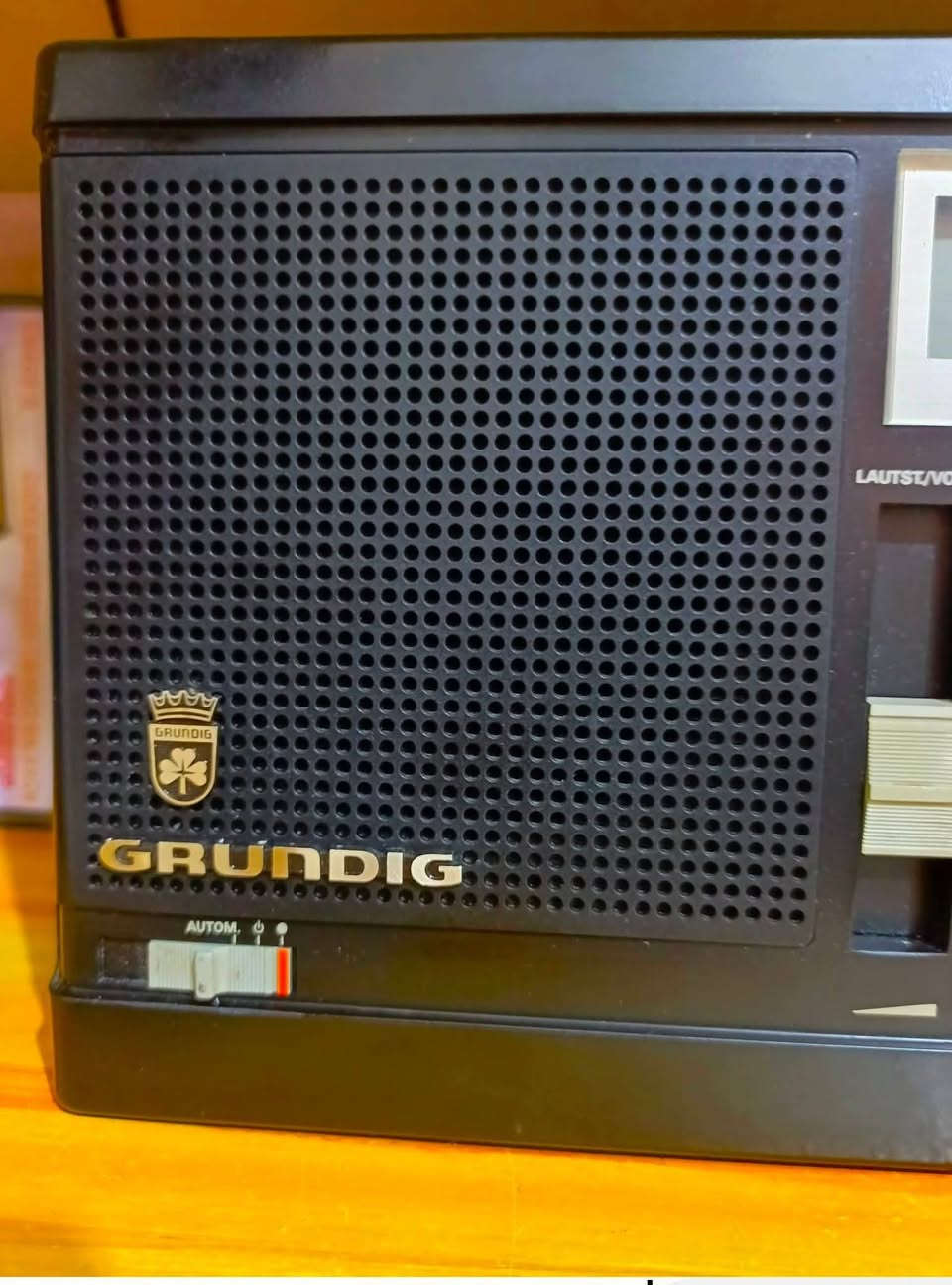 كروندك ستلايت ٣٠٠
راديو GRUNDIG S SATELLIT 300
الصنع. المانيه
سنه الصنع ١٩٨٥
موجات FM-MW_SW1_sw2 LW
UKW/FM: 87,5...108 ميجا هرتز
SW 1: 3,9...10,499 ميجا هرتز
SW 2: 10,5...22 ميجا هرتز
MW: 513...1611 كيلو هرتز
LW: 150...353 كيلو هرتز.
سحب قوي كل موجات ونقاوه
يشتغل باتري حجم وسط عدد ٦
يشتغل كهرباء ٢٢٠ فولت
نظيف جدا شرط الشغل والنظافه والسحب
اي استفسار بعد تعليق يوصلك السعر وبالخدمة 🌹


**إذا كنت صاحب هذا الإعلان وتريد حذفه لأي سبب، رجاءا أرسل رسالة إلى الدعم الفني**