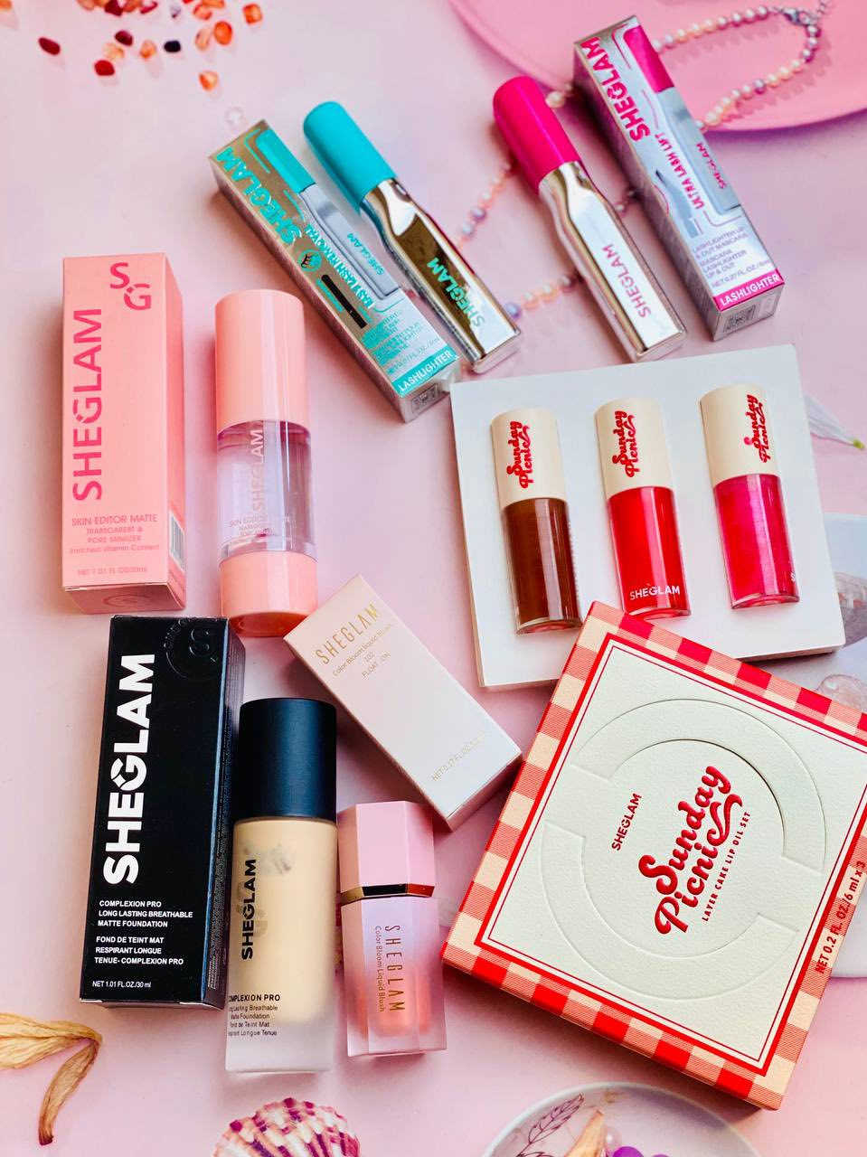 ✨ بوكس الدلع والجمال من SHEGLAM.. القطع اللي تموت وصلت! ✨
يا كيمر وعسل.. جبنالكم اليوم عرض ما يتفوت، سيت كامل من ماركة SHEGLAM الأصلية، يخلي مكياجج "فلتر" طبيعي ونزاكة تخبل! 😍💖
📦 شنو محتويات البكج؟
1. كريم أساس (Complexion Pro): تغطية مثالية وخفيفة على البشرة، يخلي الوجه قطعة وحدة. 🧴
2. برايمر (Skin Editor): السحر اللي يثبت المكياج ويصفي المسام ويخلي البشرة مخملية. ✨
3. بلاشر شيغلام الشهير (Color Bloom): اللون اللي يجنن والدمج السهل، ينطيج خدود وردية طبيعية. 🌸
4. ماسكارا (Ultra Lash Lift): تطويل وتكثيف خيالي للرموش، تغنيج عن الرموش الاصطناعية. 👁️‍🗨️
5. سيت قلوسات (Sunday Picnic): لمعة وترطيب يجنن، يخلي الشفايف ممتلئة وحلوة. 💄✨
6. مزيل ماسكارا: حتى تنظفين عيونج بسهولة وبدون ما تتعب رموشج. 🧼

سعر العرض ٢٥ الف


**إذا كنت صاحب هذا الإعلان وتريد حذفه لأي سبب، رجاءا أرسل رسالة إلى الدعم الفني**