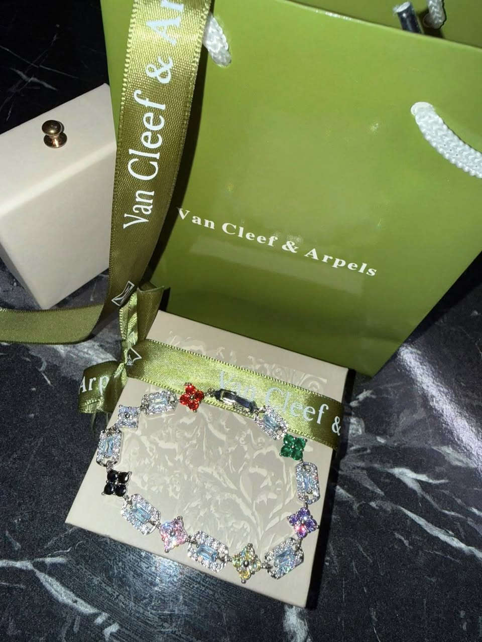 سوار براند vancleef ماركة امزون وياه العلبة والعلاكة بالواقع حجر ماله احلى    (يوجد توصيل كافة محافظات العراق)


**إذا كنت صاحب هذا الإعلان وتريد حذفه لأي سبب، رجاءا أرسل رسالة إلى الدعم الفني**