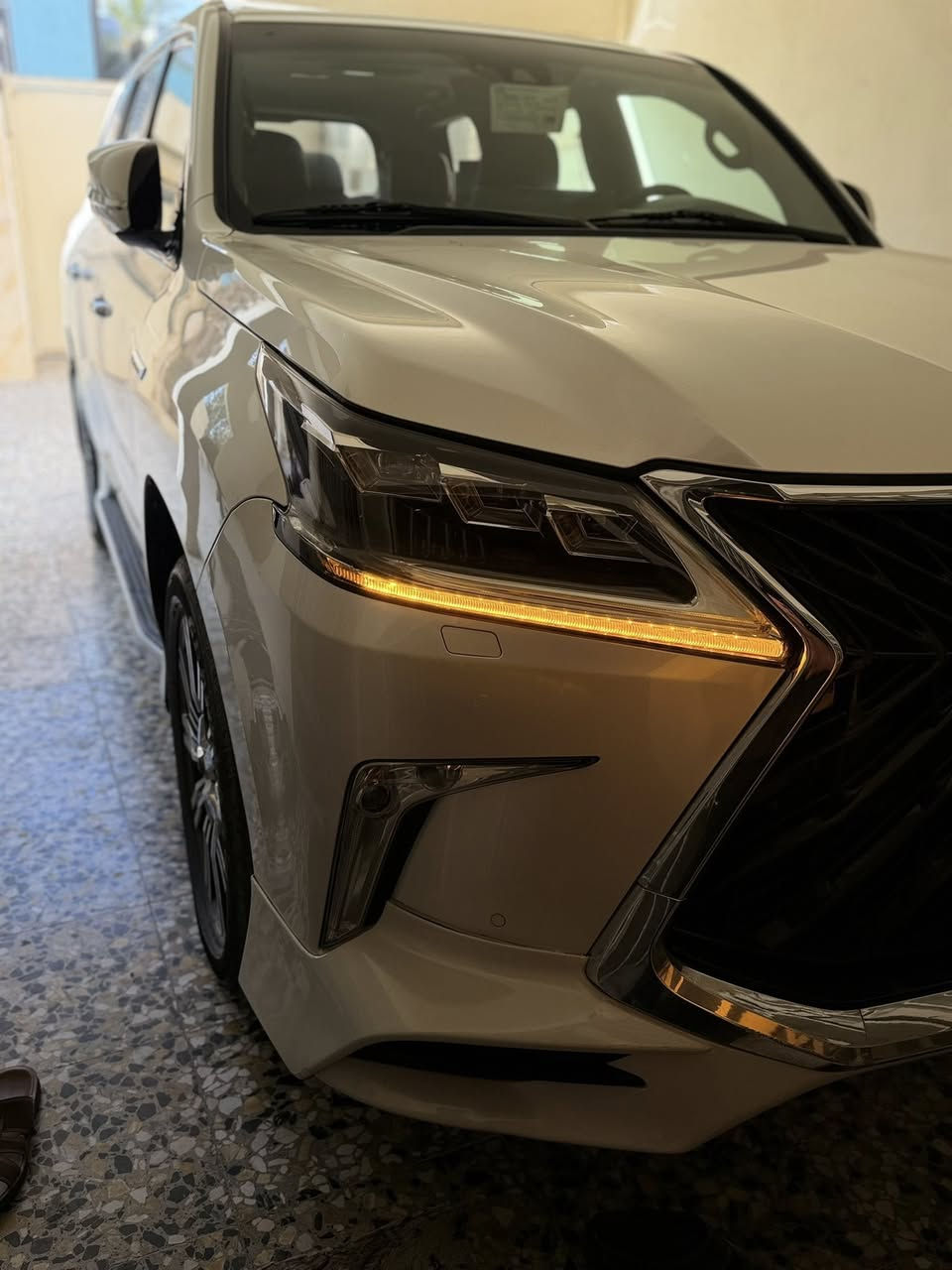 لعشاق الفخامة والتميز، معروضة للبيع أيقونة لكزس LX 570 بفئة Super Sport الأصلية، السيارة بحالة ممتازة وجاهزة للاستخدام.
📋 تفاصيل ومواصفات السيارة:
• الموديل: 2019.
• الممشى: 106 الف كيلو
• الفئة: Super Sport (سوبر سبورت).
• المحرك: 8 سلندر، سعة 5.7 لتر (V8).
• اللون الخارجي: لؤلؤي ملكي.
• اللون الداخلي: جلد أحمر مع أسود (Designo) كورو بحالة الوكالة.
• ناقل الحركة: أوتوماتيك بـ 8 سرعات.
✨ أهم المميزات:
• نظام دفع رباعي مستمر مع وضعيات قيادة متعددة.
• فتحة سقف + شاشات خلفية + ثلاجة.
• نظام صوتي Mark Levinson الفاخر.
• رادار، تحديد مسار، ونظام تنبيه النقاط العمياء.
• كاميرات 360 درجة (رؤية محيطية).
• تبريد وتدفئة للمقاعد.
• نظام الهيدروليك للتحكم بارتفاع السيارة.
• و باقي موصفات الكزس المعروفة.
•حالة البدي مكفول من البارد والصبغ توجد شخوط بسيطة وصغيرة ومكحلة فقط والسونار مرفق .
💰 السعر المطلوب:
79,000 دولار أمريكي (تسعة وسبعون ألف دولار).
📍 الموقع: [كربلاء المقدسة]
📞 للتواصل والاستفسار: [***********]
