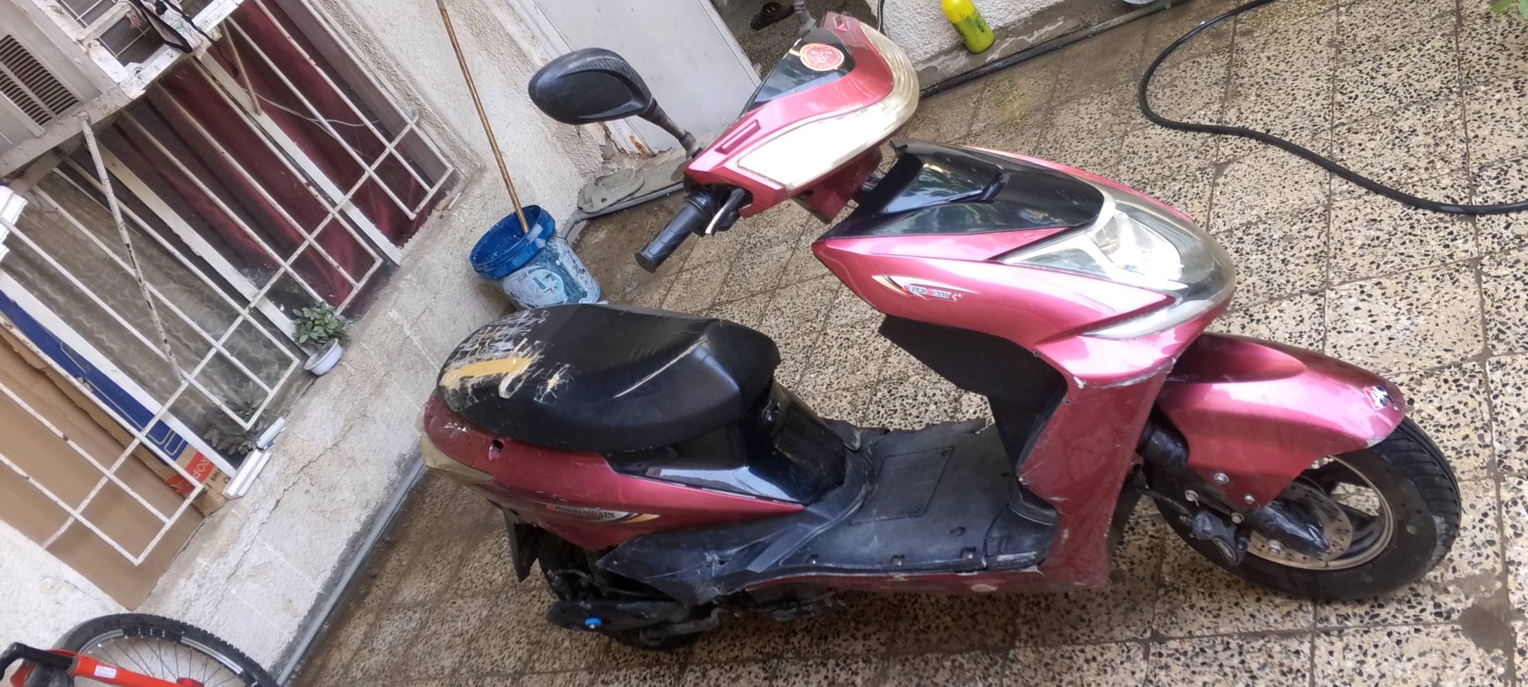 السلام عليكم دراجه حمرة للبيع كاملة مكملة بس كفراتها تعبانه السعر 600 والزكه كلشي مابيها ب 235 وبيهن مجال  العنوان بغداد شرطه الخامسة سويب 