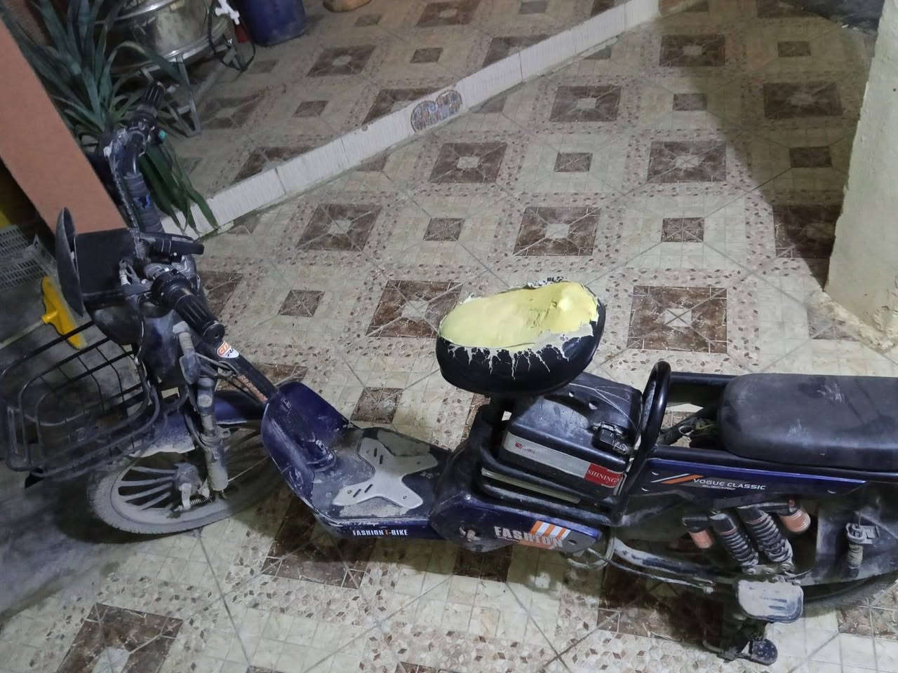 السلام عليكم دراجة شحن للبيع شغالة كامل بس بطارياتها شوية تعبانات يمشن مسافة قليلة وهذا خللهة بس مكاني بعقوبة تقاطع القدس السبتية سعرهة ١٥٠ وبيهة مجال قليل للتواصل ***********
