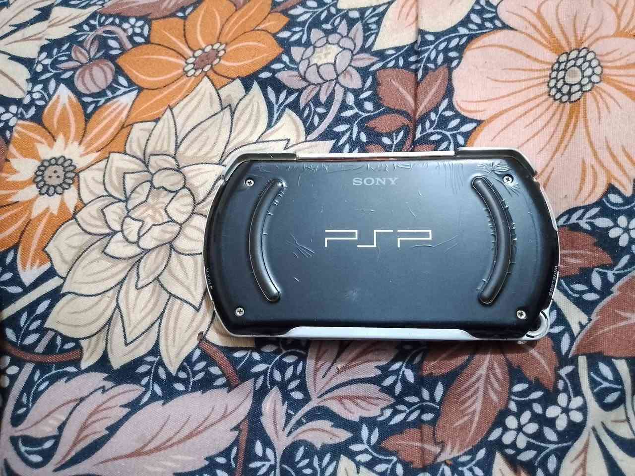 PSP go
السعر 90الف رام 16
بي 15لعبه
مكاني مدينه الصدر 
رقمي ***********
