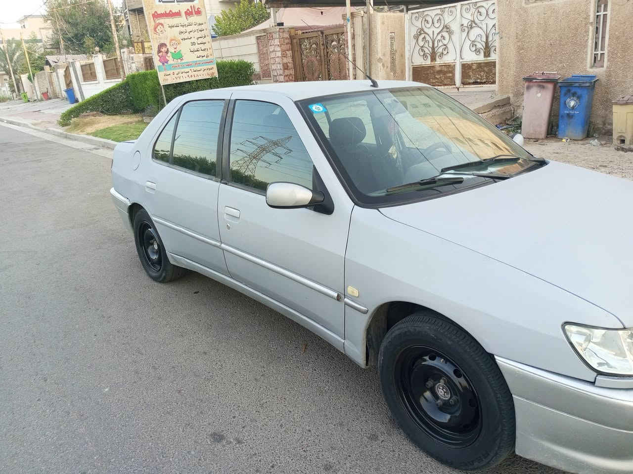 سلام عليكم 
بيجو 306 للبيع موديل 2001  للبيع 
السيارة جاهزة مكينه شادلها جديده تبريدها ثلج تخم تاير باتري جديد حداديه أماميه وخلفيه جديده كهربائياتها كلها شغالة السياره حلوه ونظيفه مال جناي رقم جديد وبسمي مكانها بغداد السعر 37 وبيها مجال للاتصال *********** السيارة مغلفه فابلون طافي رصاصي للجمالية.
