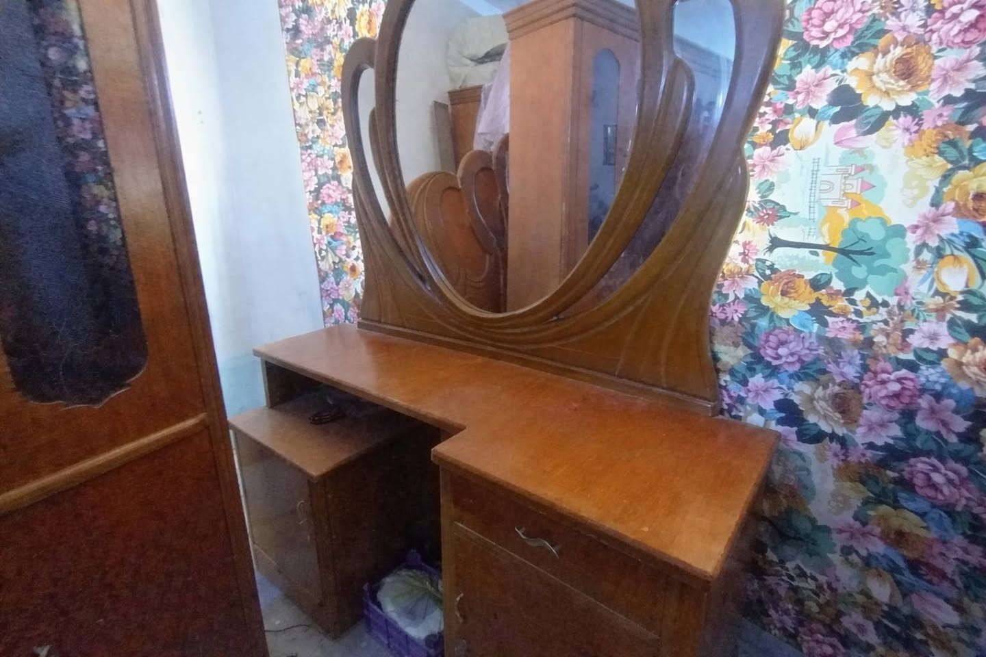 السلام عليكم
عندي هاي غرفة النوم للبيع مستخدمة استخدام بسيط والكنتور 5 ابواب كاملة 
للاستفسار اكثر ع الخاص


**إذا كنت صاحب هذا الإعلان وتريد حذفه لأي سبب، رجاءا أرسل رسالة إلى الدعم الفني**