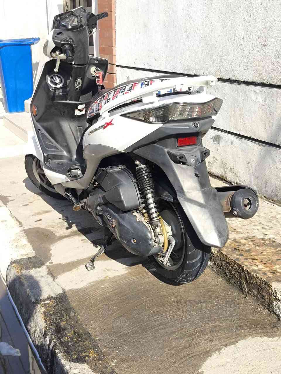 سكنس لد بلاديه مكينه مكفوله
تريده بلاديه تريده هيه غراضه
مكاني غزاليه ***********
