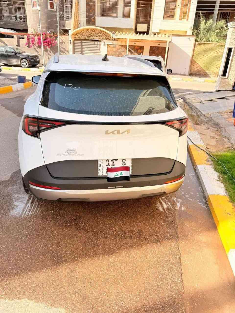 كيا سبورتاج 2026 زيرو زيرو
رقم بغداد ب أسمي 
🟡 
سقف حديد مقاعد تدفئة وتبريد

الموديل : 2026 . (خليجي) . 
المحرك : 4  سلندر DOHC 2.0 . 
العـــداد : 5000كيلو متر . (زيرو). 
الضمان : 5 سنوات او  100.000 كيلو متر . 
* المحرك بنزين، 4 سلندر، سعة 2.0 لتر.
* ناقل الحركة أوتوماتيك بـ 6 سرعات.
* أوضاع متعددة (Drive Modes).
* نظام مانع الانزلاق (ESP).
* نظام نزول المنحدرات.
* نظام Auto Hold.
* فرامل يد كهربائية.
* عدد 6 وسائد هوائية.
* حساسات أمامية وخلفية.
* نظام تثبيت مقاعد الأطفال (ISOFIX).
* مقاعد مكسوة بالجلد .
* تحكم كهربائي بالمقاعد الأمامية.
* تدفئة وتبريد للمقاعد الأمامية.
* عجلة قيادة رياضية D-Shape مكسوة بالجلد.
* دخول ذكي.
* تشغيل المحرك عن بُعد.
* صندوق خلفي فتح كهربائية.
* شاشة عدادات رقمية متصلة.
* شاشة وسطية تعمل باللمس تدعم Apple CarPlay.
* نظام صوتي مع أوامر صوتية وتحكم من المقود.
* نظام تحكم أوتوماتيكي ثنائي المناطق بالمناخ.
* شاشة لمس مخصصة للتحكم بالتبريد.
* مصابيح أمامية زينون وإضاءة LED نهارية.
* مرايا جانبية كهربائية الطي مزودة بإشارات انعطاف.
* إطارات بقياس 235/50R19. * ⁠
* ⁠مكان السياره الناصريه الشموخ 
* ⁠
* ⁠#************
