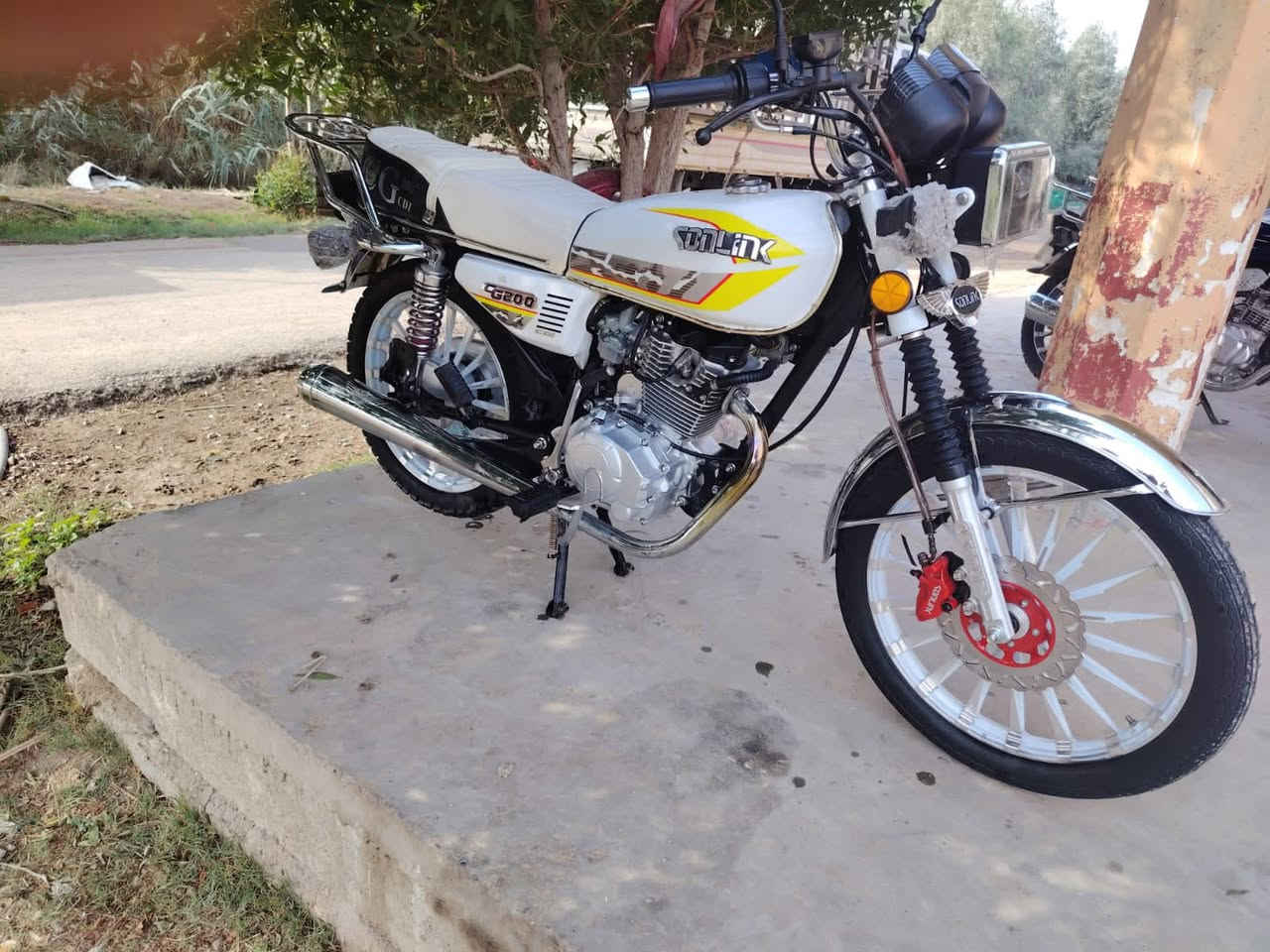 سلام عليكم دراجه سونك موديل25 دراجه نضيفه ماشيه 9000. كشي شغال بيه من عده صندوك مو البيع. مكاني جسر دياله. سعر 825. تواصل ***********. مايعجبه لا يكسر بل سعر.  اوراق كامله.
