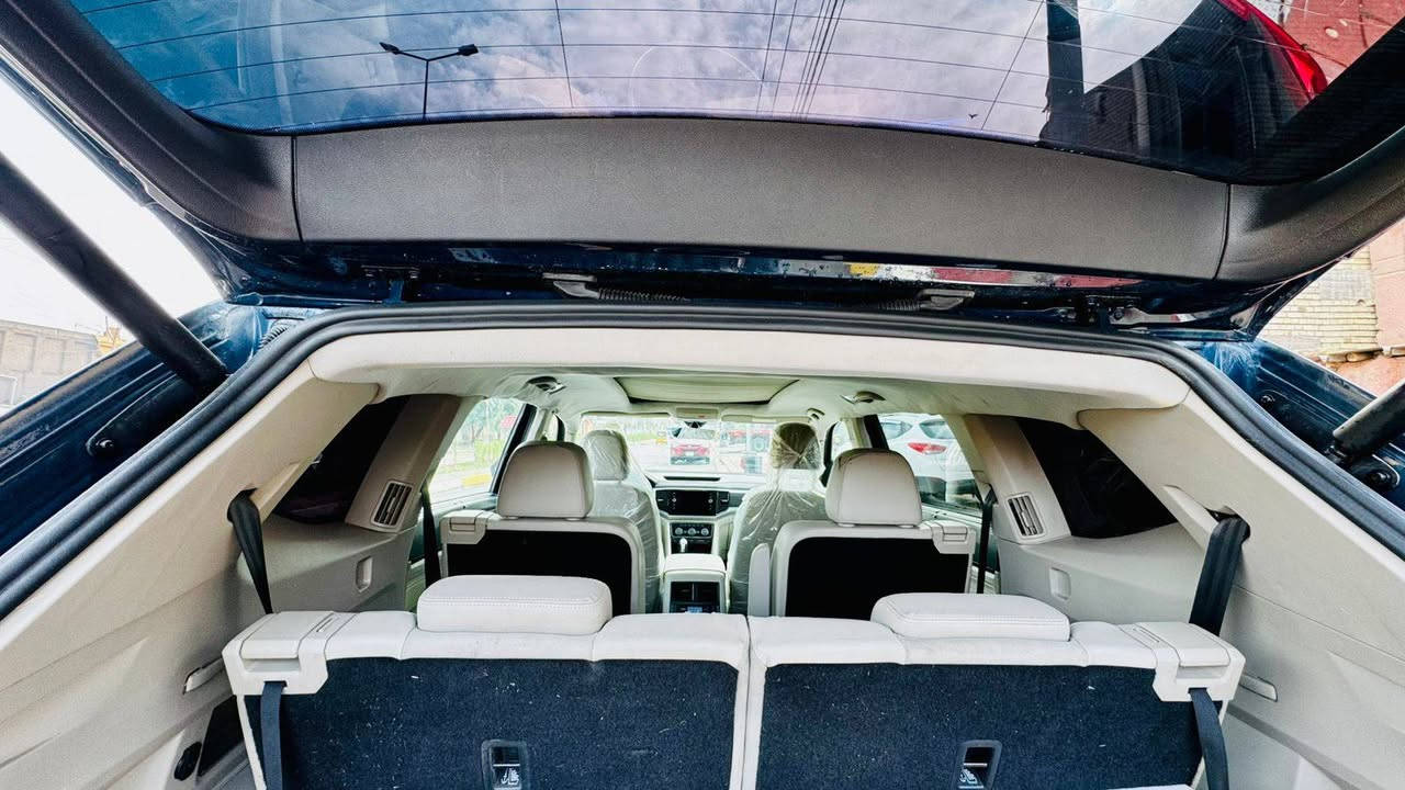 فولگس واگن اطلس ٢٠٢٢
بدون تبديل صبغ صفحتين فقط اثر حادث داخل امريكا اثناء الشحن السياره ما ماشيه ولا كيلو متر داخل امريكا وتقريرها موجود
فول اعلیٰ فئه SELفاملي ماشيه ٢٢الف ميل مكينه ٦سلندر بانزين عادي
جاهزه من كلشي ترقيم جديد
يجم امامي خلفي كبس***********
